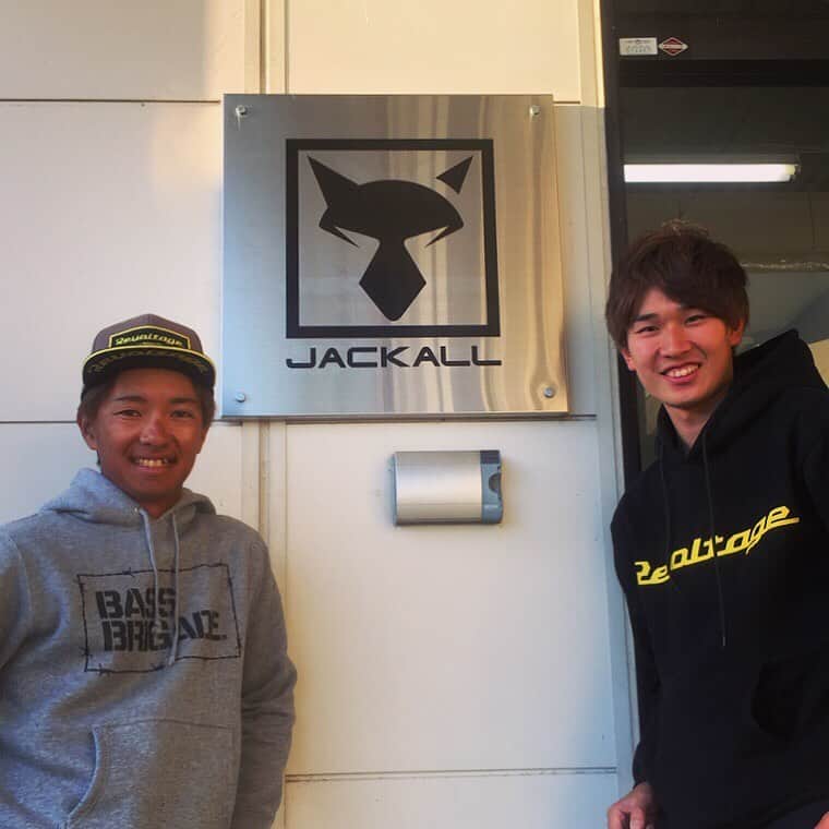 ジャッカルさんのインスタグラム写真 - (ジャッカルInstagram)「TODAY'S GUEST for JACKALL HQ.  本日はジャッカル本社に加木屋プロと藤田プロのリボルテージチームメンバーがミーティングに来社。来シーズンに向けて着々と動いておりますので、ご期待ください！  @mamorukagiya @fujita_kyoya @revoltage_jp  #jackall #revoltage #revoltagefishing #fishing #bassfishing #rod #lure #mamorukagiya #kyoyafujita #ジャッカル #リボルテージ #加木屋守 #藤田京弥 #釣り #フィッシング #バスフィッシング」11月21日 20時00分 - jackall_jp