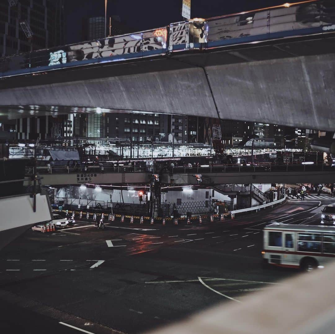 市川渚さんのインスタグラム写真 - (市川渚Instagram)「#Shibuya has changed into an unknown city. The only building I know is this Tokyu Toyoko South Building. What is Shibuya going to be?﻿ ﻿ ﻿ ﻿ 知っている渋谷の建物はもはや東急東横店南館くらいになってしまった感がある。これもいずれ取り壊されてしまうのだと思うけれど… ﻿ ﻿ 数年前まで、THE GUILDのオフィスがあった桜丘の広大な敷地にはスクランブルスクエアよりも大きな商業施設&オフィスビルが立つのだとか。﻿ ﻿ 渋谷は一体どうなってしまうのだ🤔﻿」11月21日 20時01分 - nagiko