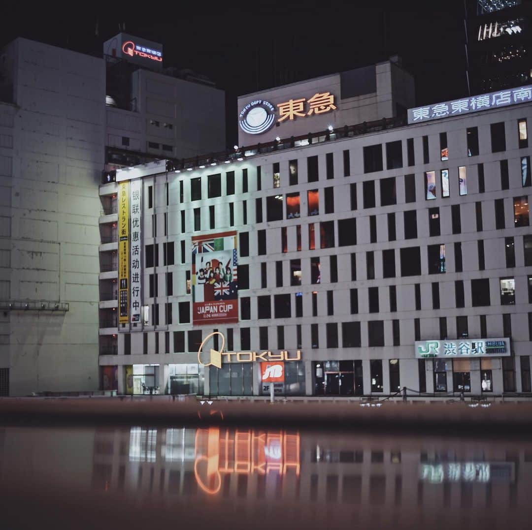 市川渚さんのインスタグラム写真 - (市川渚Instagram)「#Shibuya has changed into an unknown city. The only building I know is this Tokyu Toyoko South Building. What is Shibuya going to be?﻿ ﻿ ﻿ ﻿ 知っている渋谷の建物はもはや東急東横店南館くらいになってしまった感がある。これもいずれ取り壊されてしまうのだと思うけれど… ﻿ ﻿ 数年前まで、THE GUILDのオフィスがあった桜丘の広大な敷地にはスクランブルスクエアよりも大きな商業施設&オフィスビルが立つのだとか。﻿ ﻿ 渋谷は一体どうなってしまうのだ🤔﻿」11月21日 20時01分 - nagiko