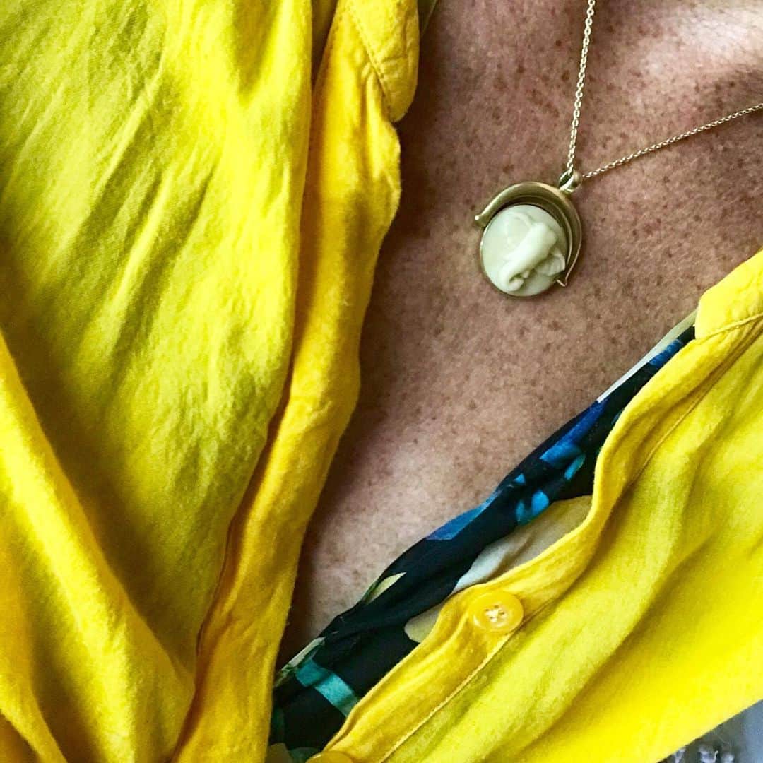 のインスタグラム：「My new talisman.  A purpose driven responsibly made jewel for life. ⠀⠀⠀⠀⠀⠀⠀⠀⠀ The Tagua nut spinning elephant pendant in collaboration with @lovebrandclub with 10% of the proceeds going to @elephantfamily ⠀⠀⠀⠀⠀⠀⠀⠀⠀ To order DM or contact thestudio@bexrox.com  @rebeccamannersbespoke ⠀⠀⠀⠀⠀⠀⠀⠀⠀ Limited stock available. ⠀⠀⠀⠀⠀⠀⠀⠀⠀ #LBXRMBESPOKEGAJAH  #ethicaljewelry #taguanut #humanelephantconflict #artisanmade ⠀⠀⠀⠀⠀⠀⠀⠀⠀ #freckles  #timelessdesign  #ethicallymade  #artisanjewelry  #ethicaljewelry  #jewelry  #wearableart #sculpturaljewelry  #sustainablefashion  #sustainabledesign  #bespoke  #bespokejewelry  #objectdesign  #environmentallyfriendly」