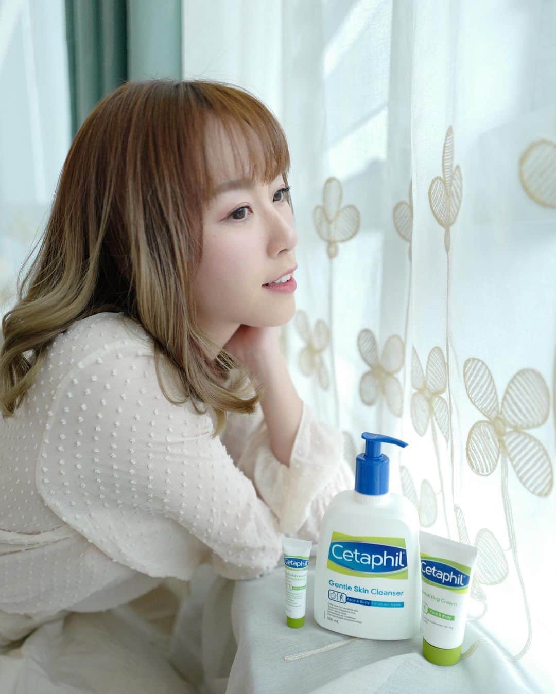 Miss Hunnyのインスタグラム：「啱啱喺澳洲返嚟， 去完旅行皮膚變得好敏感´д` ; 真係要好好護理！ 敏感時刻都會用醫生推薦嘅Cetaphil溫和潔膚露٩(˃̶͈̀௰˂̶͈́)و  無藥性！無泡！又無香料！用佢黎洗面沖涼都無問題！入面有保濕成分，用完唔會覺得忟忟緊～ 用埋同樣溫和低敏嘅Cetaphil潤膚膏，滋潤得黎唔油膩， 秋冬轉季用剛剛好！ 又可以用系面同身， bb嘅幼嫩肌膚同我一樣都岩用(˶‾᷄ ⁻̫ ‾᷅˵) 而加買滿指定金額到指定網站登記仲可以換領Dyson三合一空氣清新機同其他獎品！ 詳情 : http://bit.ly/2Wk0wf9  #Cetaphil #CetaphilHK #舒特膚 #醫學護膚專家 #醫生推薦 #連續8年香港銷售第一 #告別敏感」