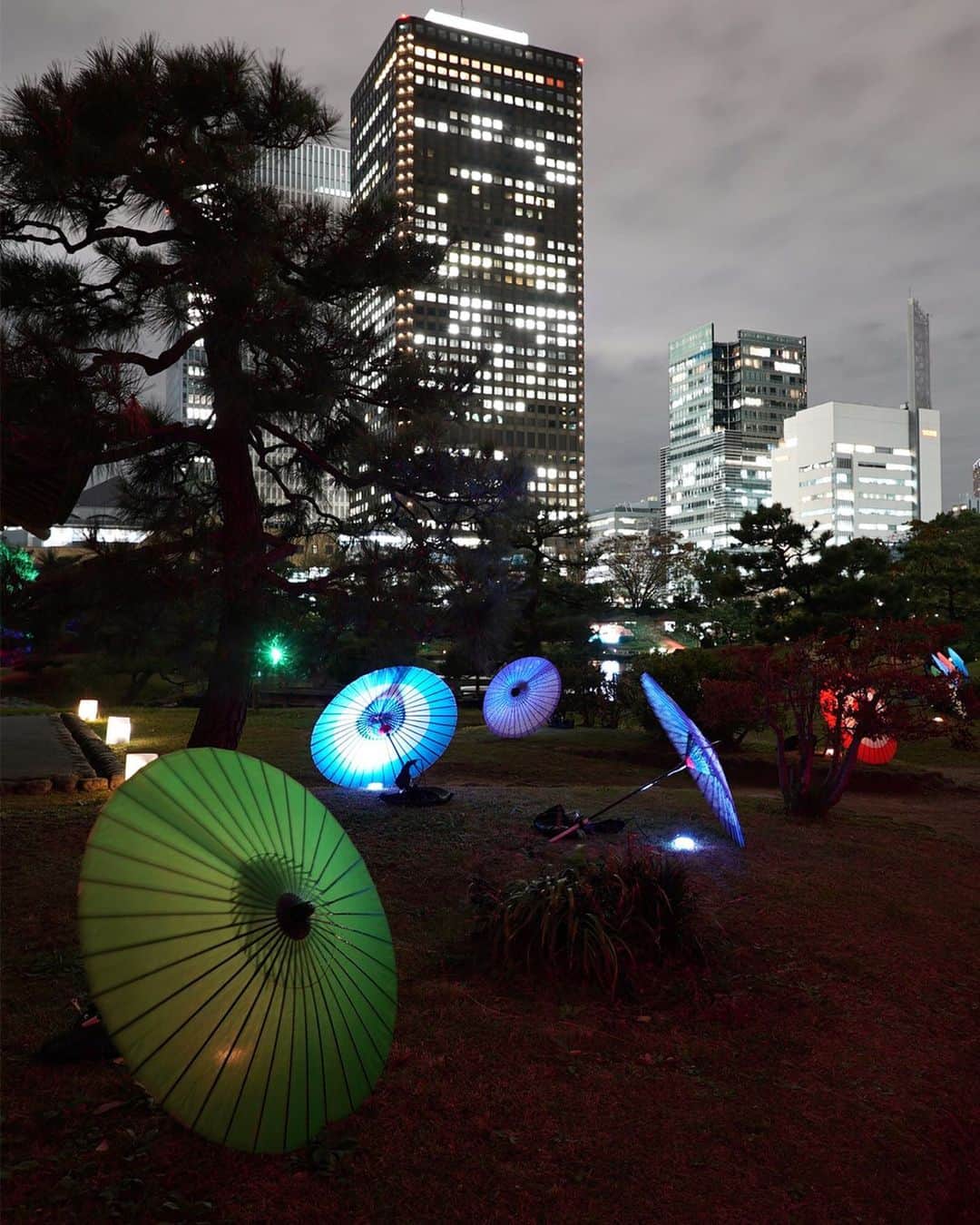 masayaさんのインスタグラム写真 - (masayaInstagram)「EDO AKI YAKAI 江戸秋夜会 TOKYO  Kyu-Shiba-Rikyu Gardens　旧芝離宮恩賜庭園 Open until November 23rd. I've been to EDO AKI YAKAI last night.  Kyu-Shiba-Rikyu Gardens which is a Daimyo (Japanese feudal lord) garden built in the middle of Edo period in 16th century. It is now opened at the night for the special event, and you can enjoy the illumination warmly lighting up the night of the fall or the fog installation over Japanese food related to Edo and beverages provided by Suntory. Suntory's Roku Gin is authentic gin that Japanese taste is added with traditional Japanese plants, flowers and leaves of cherry blossom, green tea, yam and yuzu which were picked up at the best season.  #SuntoryTime #ROKU #SUNTORY #JapaneseCraftGin #Gin #Tokyo #Japan #Tokyonightview #Tokyonight #東京 #Tokyonightlife #Japanesegarden #江戸秋夜会 #PR」11月21日 20時04分 - moonlightice