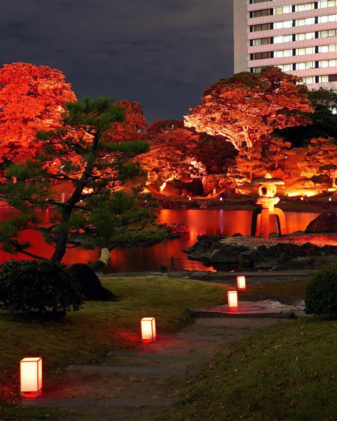 masayaさんのインスタグラム写真 - (masayaInstagram)「EDO AKI YAKAI 江戸秋夜会 TOKYO  Kyu-Shiba-Rikyu Gardens　旧芝離宮恩賜庭園 Open until November 23rd. I've been to EDO AKI YAKAI last night.  Kyu-Shiba-Rikyu Gardens which is a Daimyo (Japanese feudal lord) garden built in the middle of Edo period in 16th century. It is now opened at the night for the special event, and you can enjoy the illumination warmly lighting up the night of the fall or the fog installation over Japanese food related to Edo and beverages provided by Suntory. Suntory's Roku Gin is authentic gin that Japanese taste is added with traditional Japanese plants, flowers and leaves of cherry blossom, green tea, yam and yuzu which were picked up at the best season.  #SuntoryTime #ROKU #SUNTORY #JapaneseCraftGin #Gin #Tokyo #Japan #Tokyonightview #Tokyonight #東京 #Tokyonightlife #Japanesegarden #江戸秋夜会 #PR」11月21日 20時04分 - moonlightice