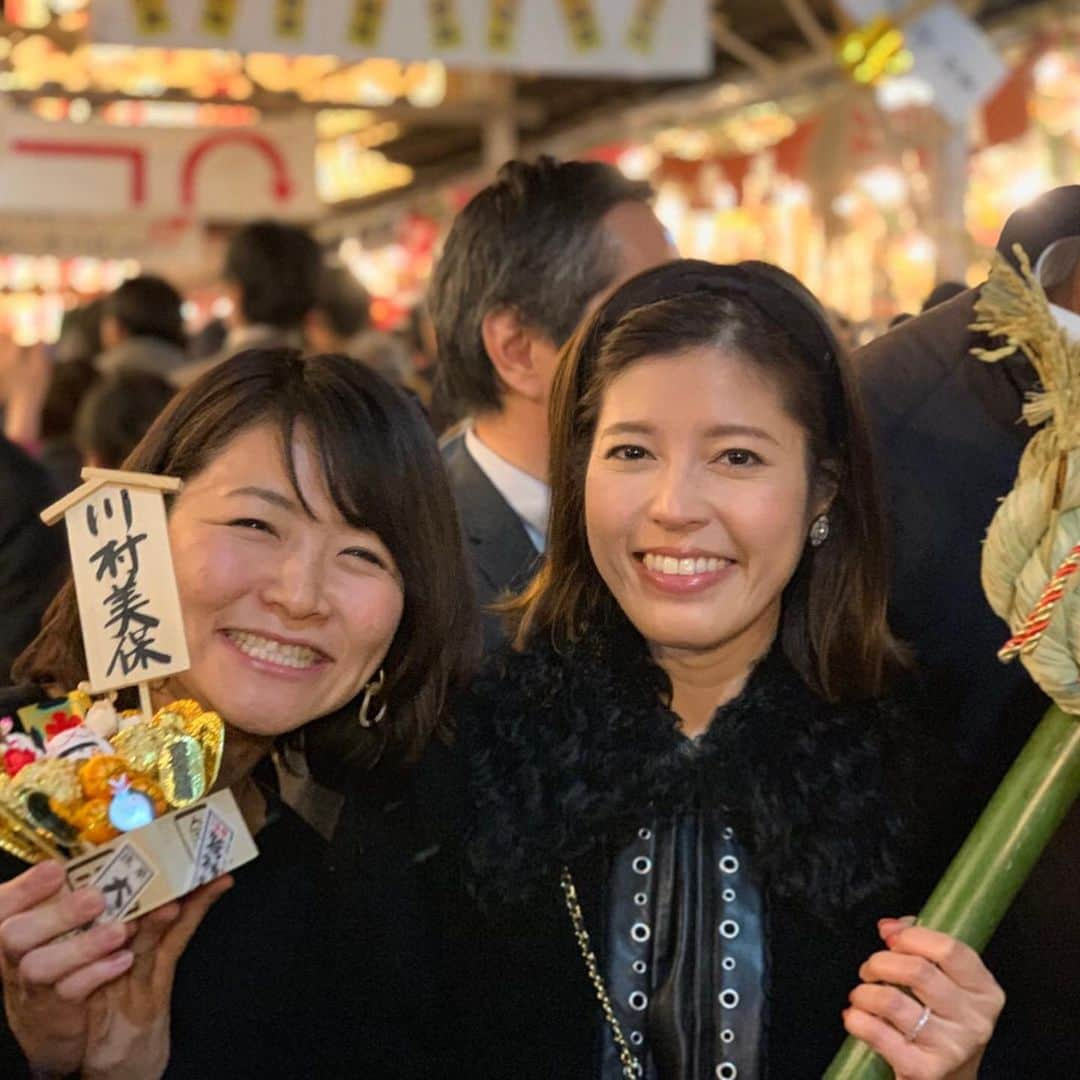 川村美保さんのインスタグラム写真 - (川村美保Instagram)「昨日は毎年恒例のラジオメンバーで浅草酉の市へ😊 コラムニストのジェーンスーさん、フリーアナウンサーの神田愛花さん、そしてスーさんのラジオ番組のスタッフの皆様と一緒に^_^ 皆さんに会うと、あぁもう年の瀬も近いのかと1年は早いなぁと感じます。。 スーさんと神田さんとは7年前にラジオでご一緒した仲なのですが、今でもこうして毎年お会いできるのが嬉しくて嬉しくて😭 私の大好きな人たちです❤️ さて、初めて熊手を購入しました！！年々大きくすると良いと言いますが、金銭的にきっと私はずっと小さいのを買うと思います笑 #沖縄のシーサーに運命を感じて即決した熊手#後からそれ狛犬だよと言われた#これもきっと縁なのだ#浅草酉の市#ジェーンスーさん#神田愛花さん#ジェーンスー生活はおどる#TBSラジオ#また来年会いましょう#来年も沢山笑えますように」11月21日 20時05分 - miho0308kawamura