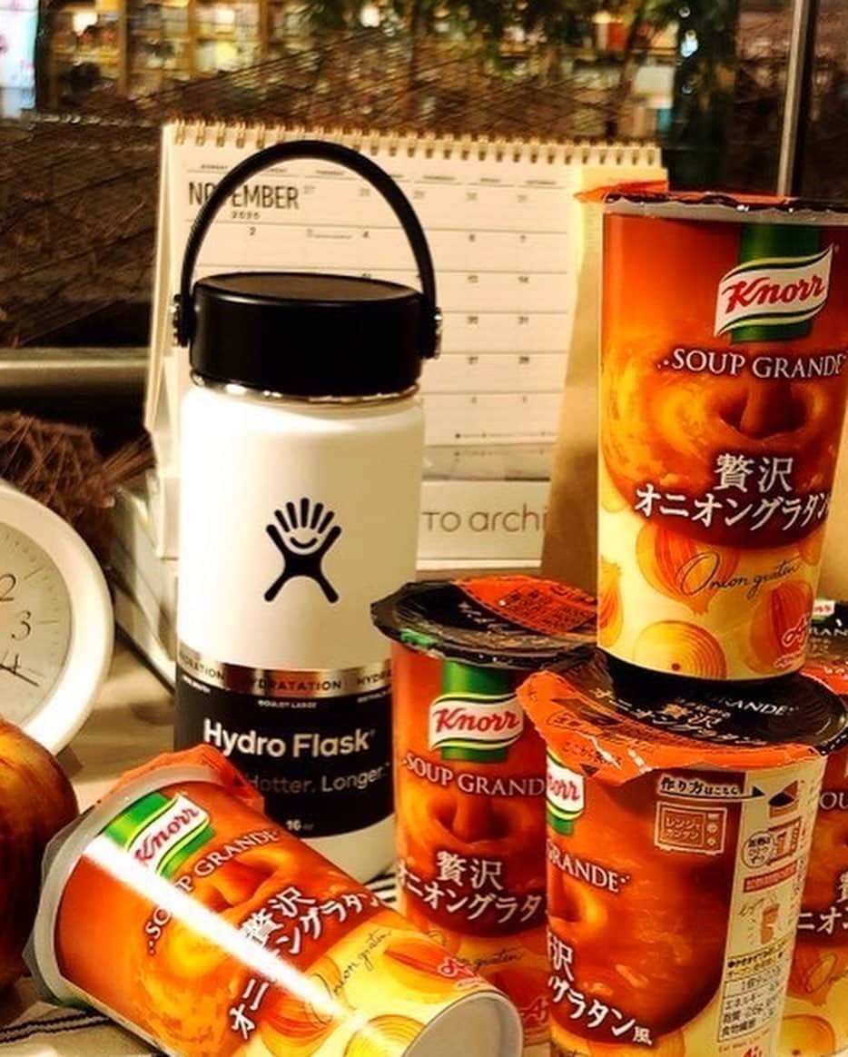 り～♬さんのインスタグラム写真 - (り～♬Instagram)「こんばん木曜日•*¨*•.¸¸♬︎ • • 今日は、二子玉川 蔦屋家電で開催している　クノール　@ajinomoto.co.jp　の新商品『スープグランデ』のイベントに行って来ました‼️ • 今回は新商品の 「ミネストローネ風」 「オニオングラタン風」 こちら2種類のスープを試食しました。 「ミネストローネ風」の感想。。。 ・自宅で作るミネストローネと違って、濃厚でトマトの酸味と甘味も感じられて、とても美味しいです❣️ そして低カロリーの97カロリーなんです。何と嬉しい低カロリー。 「オニオングラタン風」の感想は。。。 ・とにかく濃厚で、家で作ると時間と手間がかかりそうなオニオングラタンスープだと感じました。カップのままレンジで温めてこの味が食べられるとは本当に嬉しいかも😋お世辞抜きで美味しいと思いました。 そして味はもちろんのこと、レンジで温めて簡単に手軽に作れて、しかも低カロリーの90カロリーなんです。 • 朝の忙しい時間にぴったり。 子供達、スープにパンをつけながら食べるの好きだから喜ぶだろうな💕 • ちなみにこちらのイベント24 日まで開催されているので気になる方は遊びに来て下さいね😋  開催期間：2019年11月21日～11月24日 場所：二子玉川 蔦屋家電　 駅：二子玉川  東京都世田谷区玉川1丁目14-1　二子玉川S.C.テラスマーケット • • #スープグランデ #とろける幸せ #クノール #新発売 #味の素 #PR #おうちごはん#朝ごはん#うちごはん#家族ごはん#料理#料理写真#手料理#献立#美味しい#うつわ好き#暮らし#食卓#おうちカフェ#食いしん坊#japanesefood#yummy#日々#日々の暮らし#満腹#便利#dinner#delicious#foodpics」11月21日 20時09分 - riritantan