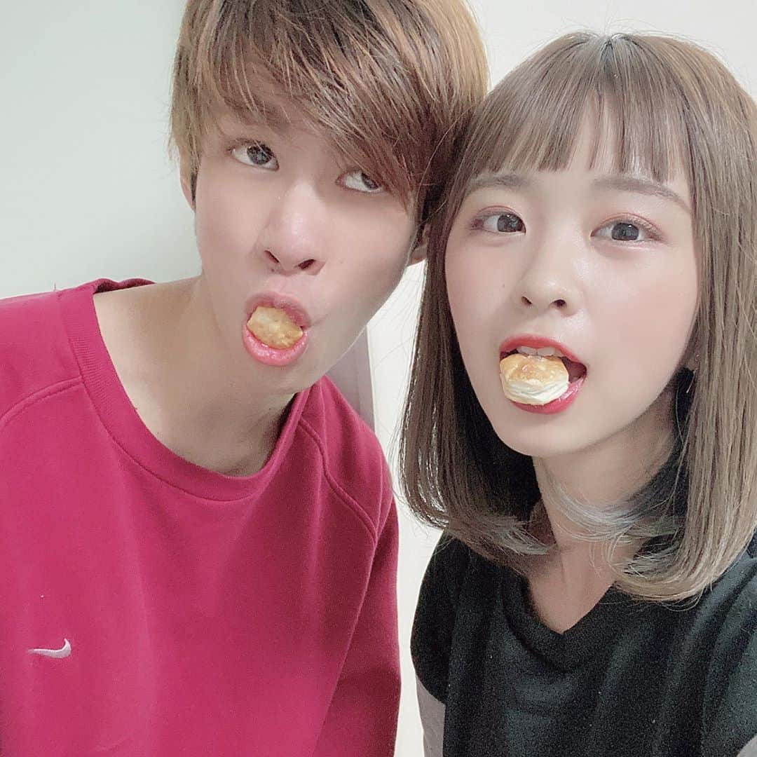 POTATO TVさんのインスタグラム写真 - (POTATO TVInstagram)「・ ・ パイの実 🥯🥯 昨日の動画の撮影後に撮ったよ〜 撮影後みずとが美味しく頂きました🤣 ・ ・ #カップル #カップルフォト #POTATOTV #YouTube見てね #パイの実 #お菓子 #チョコ」11月21日 20時10分 - _karintou_