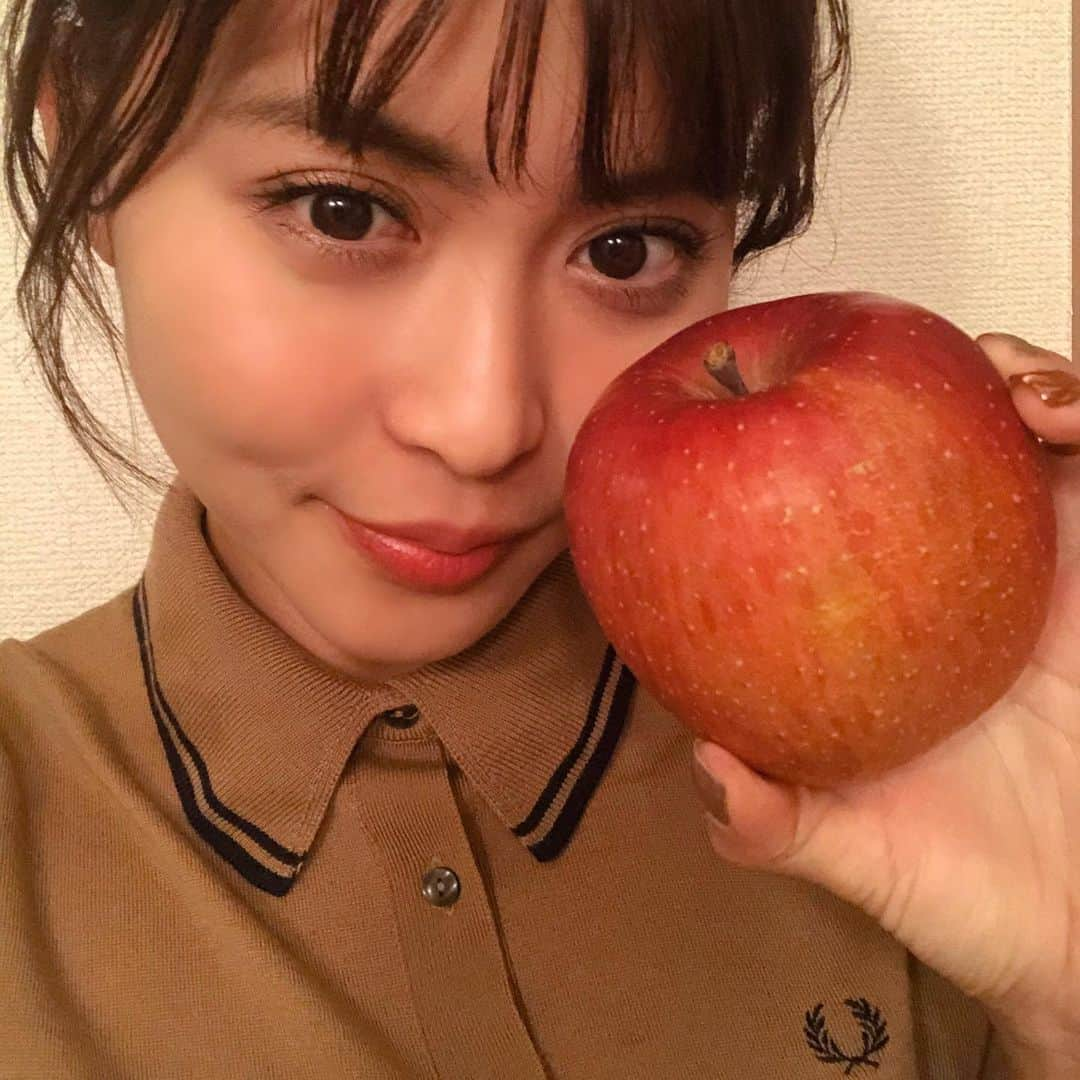 三原勇希さんのインスタグラム写真 - (三原勇希Instagram)「美味しいりんごをいただいた🍎 アップルパイも作ったのに写真撮り忘れた…！ #三原果物勇希 っていうタグあるの知ってました？ あと私肌色的に茶色があんまり似合わないと思うんですけど、この @fredperryjp × @johnsmedleyknitwear.jp のポロニットは本当にお気に入り♡」11月21日 20時11分 - yuukimeehaa