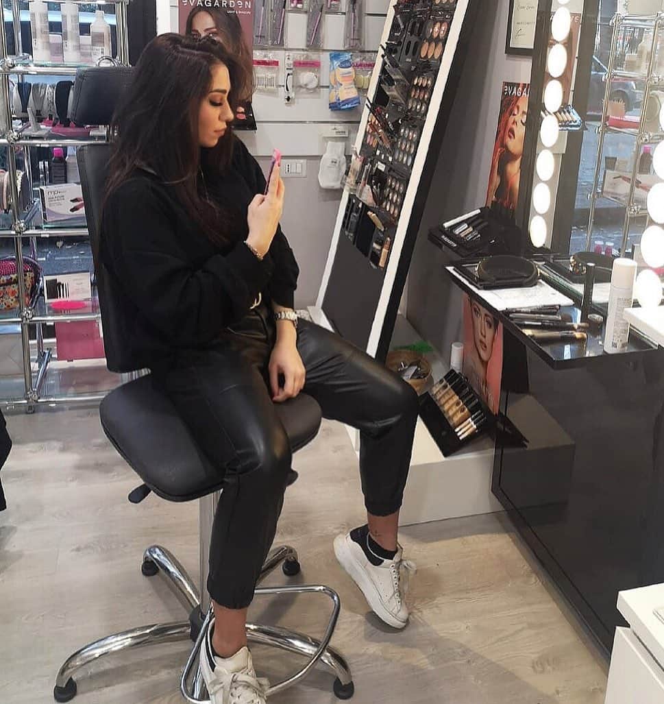 イナス・マリアーニのインスタグラム：「La bellezza, per me, è sentirsi a proprio agio nella propria pelle. Questo è un make-up da urlo!  Make-up: @babycv07 💄 @beautylineacademymonza 📍  #makeup #makeupartist #makeupoftheday #beauty」