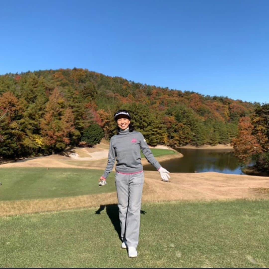 東尾理子さんのインスタグラム写真 - (東尾理子Instagram)「アメックスさんのイベントで滋賀でプロアマでした⛳️ . 天気も最高に良く、紅葉も綺麗🍁気持ちの良い1日でした😊 . #プロアマ #ゴルフ #⛳️ #プロゴルファー #ゴルフ場 #滋賀 #アメックス #ビジネスカード#ビジネスのためのイベント #東尾理子」11月21日 20時21分 - rikohigashio