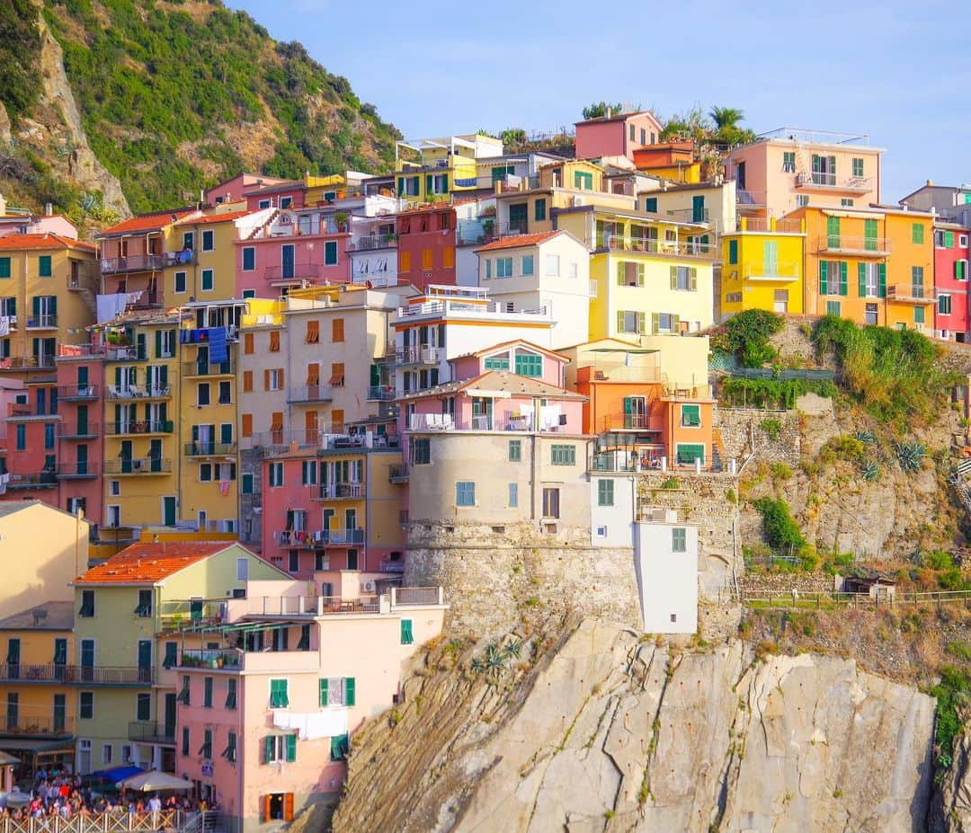 田島知華さんのインスタグラム写真 - (田島知華Instagram)「【Italy🇮🇹Manarola】 リオマッジョーレ、ヴェルナッツァと並んでカラフルな村マナローラ。崖に沿って家が建ち並んでいます。  ずっと行きたいと思っていたチンクエテッレには、思っていた以上にたくさんの色が詰まっていました🎨✨ Copyright © TAJIHARU  PENTAX K-1 MarkⅡ HD PENTAX-D FA 28-105mmF3.5-5.6ED DC WR _ #たじはるトリップ #TAJIHARU_italy #イタリア #チンクエテッレ #マナローラ #ヨーロッパ #女子旅 #旅ガール #カメラ女子 #イタリア旅行 #italy #cinqueterre #manarola #europe #igerseurope #igersitaly #topeuropephoto #topitalyphoto #visititaly #visitvenice #wonderful_places #beautifuldestinations #beautifulplace #earthpix #discoverglobe #discoverearth」11月21日 20時24分 - haruka_tajima