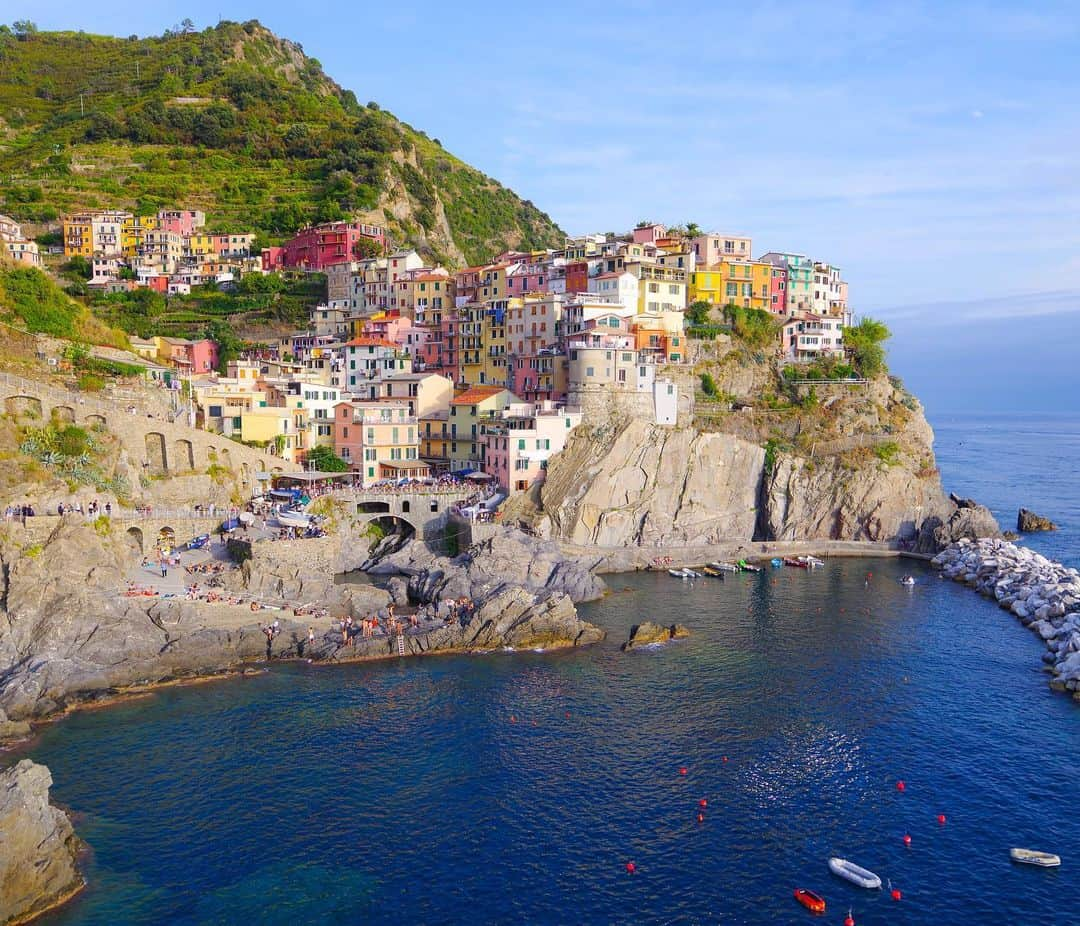 田島知華さんのインスタグラム写真 - (田島知華Instagram)「【Italy🇮🇹Manarola】 リオマッジョーレ、ヴェルナッツァと並んでカラフルな村マナローラ。崖に沿って家が建ち並んでいます。  ずっと行きたいと思っていたチンクエテッレには、思っていた以上にたくさんの色が詰まっていました🎨✨ Copyright © TAJIHARU  PENTAX K-1 MarkⅡ HD PENTAX-D FA 28-105mmF3.5-5.6ED DC WR _ #たじはるトリップ #TAJIHARU_italy #イタリア #チンクエテッレ #マナローラ #ヨーロッパ #女子旅 #旅ガール #カメラ女子 #イタリア旅行 #italy #cinqueterre #manarola #europe #igerseurope #igersitaly #topeuropephoto #topitalyphoto #visititaly #visitvenice #wonderful_places #beautifuldestinations #beautifulplace #earthpix #discoverglobe #discoverearth」11月21日 20時24分 - haruka_tajima