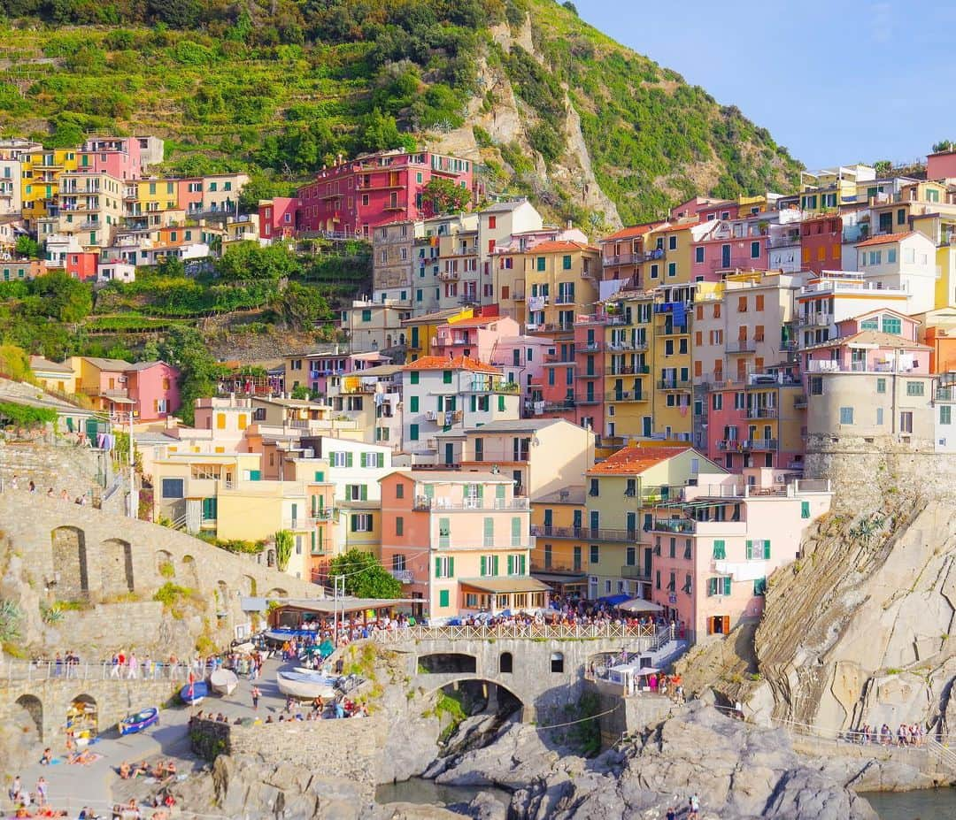 田島知華さんのインスタグラム写真 - (田島知華Instagram)「【Italy🇮🇹Manarola】 リオマッジョーレ、ヴェルナッツァと並んでカラフルな村マナローラ。崖に沿って家が建ち並んでいます。  ずっと行きたいと思っていたチンクエテッレには、思っていた以上にたくさんの色が詰まっていました🎨✨ Copyright © TAJIHARU  PENTAX K-1 MarkⅡ HD PENTAX-D FA 28-105mmF3.5-5.6ED DC WR _ #たじはるトリップ #TAJIHARU_italy #イタリア #チンクエテッレ #マナローラ #ヨーロッパ #女子旅 #旅ガール #カメラ女子 #イタリア旅行 #italy #cinqueterre #manarola #europe #igerseurope #igersitaly #topeuropephoto #topitalyphoto #visititaly #visitvenice #wonderful_places #beautifuldestinations #beautifulplace #earthpix #discoverglobe #discoverearth」11月21日 20時24分 - haruka_tajima