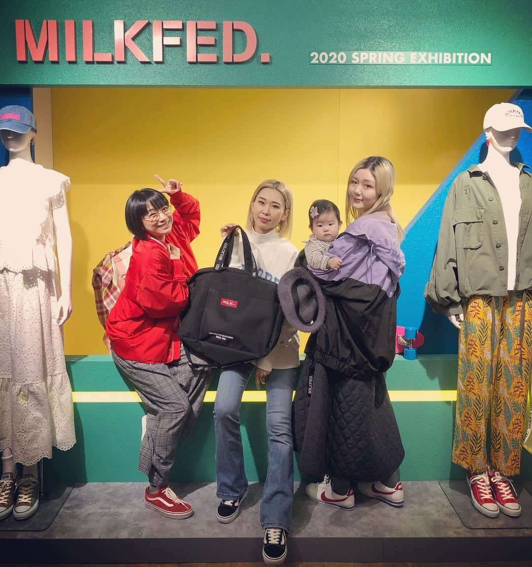 時東ぁみさんのインスタグラム写真 - (時東ぁみInstagram)「MILKFED.さんの展示会へ☆ ・ 衣装でたくさんお世話になってるブランドさん！ カジュアルな感じが本当に大好きで、マジで毎日着てるか持ってるかしてます！w ・ 私の着てるのを見て「同じの買いました！」と言ってくれたファンの方もいて嬉しいです♡ ・ #時東ぁみ #展示会 #milkfed #ミルクフェド #silasandmaria #サイラスアンドマリア #衣装 #注文 #止まらない #大好き」11月21日 20時33分 - amitokito