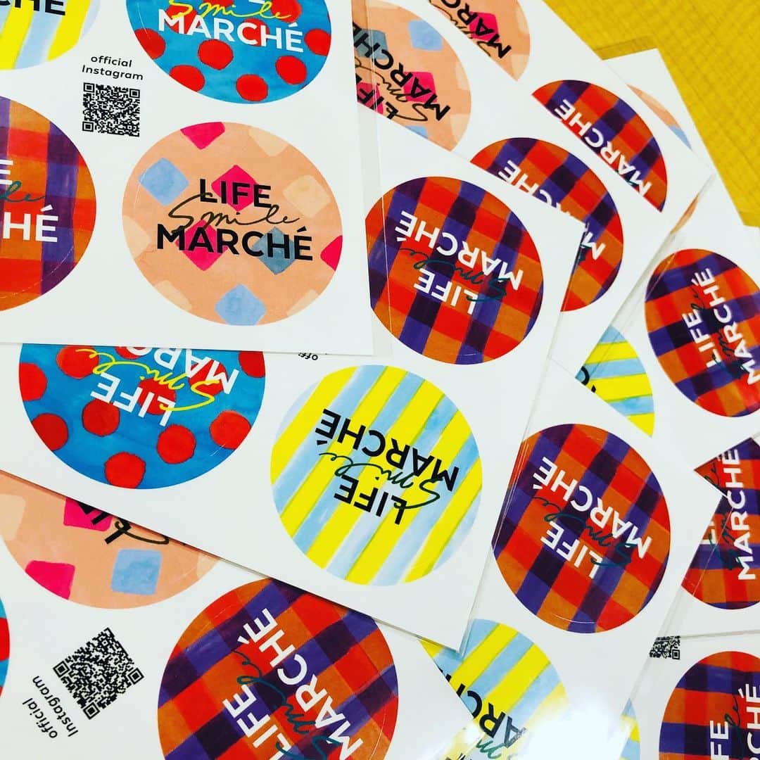 のインスタグラム：「11月23.24日 武蔵小杉グランツリー　入り口横で開催します。☆lifesmilemarche☆ @lifesmilemarche  のアカウントをフォローしてくれている方に、オリジナルステッカーをプレゼントキャンペーンやります♪ マルシェ当日、会場にあるステッカー引き換えカウンターで、フォロー画面を見せると ステッカーをプレゼントいたします！(数量限定) 皆さまよろしくお願いします🤲  Please follow and let’s have some fun with stickers 😊」