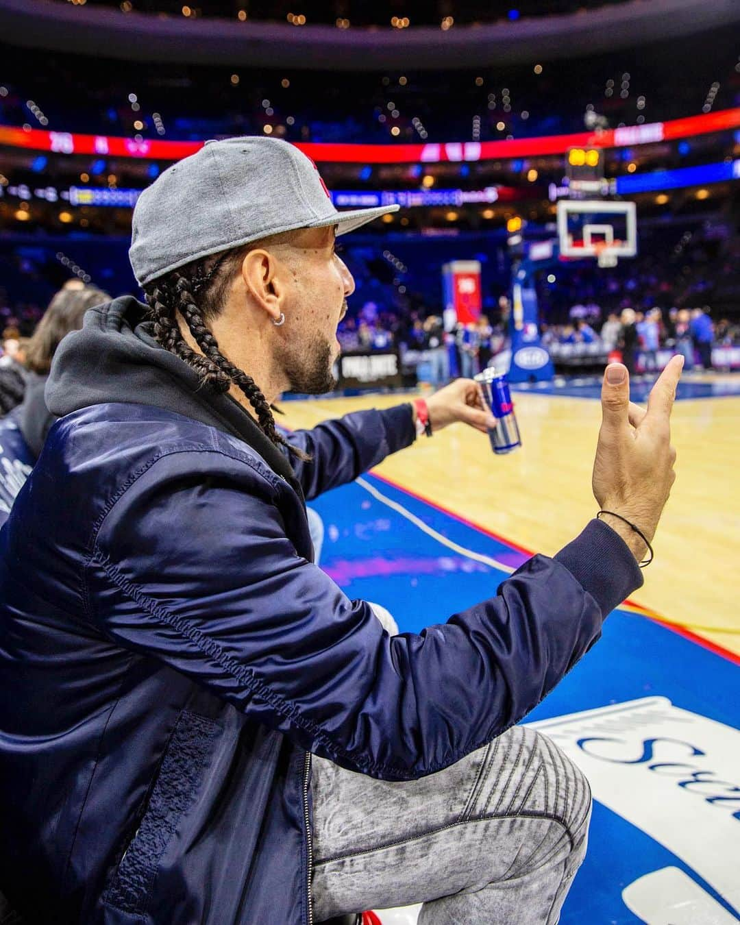 ショーン・ガルニエさんのインスタグラム写真 - (ショーン・ガルニエInstagram)「COURTSIDE NBA! 🏀 👍🏻🇺🇸❤️🔥 @redbullhoops @sixers @nba 🔸 What a blast 😎 yesterday night to watch the game and perform at the 3rd quarter during Philadelphia SIXERS - newyorks knicks. It was a dream to be there and show my skills ! 🔸 Photo comment : 1/ WHAT A DUNK @redbull  2/ SHOULD I TRICKSHOT  3/ LOOK AT ME NOW 4/ @sixersfranklin liked it  5/ my man @christiancrosby After it 6/ refreshment for the last 4rd  7/ I might need to go to avoid traffic 🔸 🇫🇷 Superbe expérience pour mon premier show Nba !🏀 À refaire non ? Quel est ton club favoris ?⬇️⬇️⬇️ #seangarnier #nba #skills #basketball #football #76erscrossover #sixers #redbull #hoops」11月21日 20時26分 - seanfreestyle