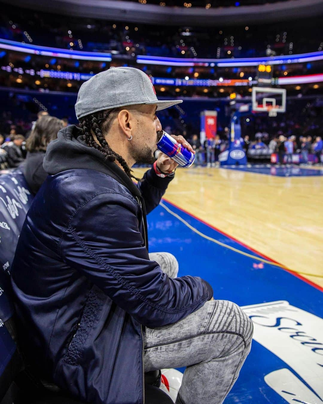 ショーン・ガルニエさんのインスタグラム写真 - (ショーン・ガルニエInstagram)「COURTSIDE NBA! 🏀 👍🏻🇺🇸❤️🔥 @redbullhoops @sixers @nba 🔸 What a blast 😎 yesterday night to watch the game and perform at the 3rd quarter during Philadelphia SIXERS - newyorks knicks. It was a dream to be there and show my skills ! 🔸 Photo comment : 1/ WHAT A DUNK @redbull  2/ SHOULD I TRICKSHOT  3/ LOOK AT ME NOW 4/ @sixersfranklin liked it  5/ my man @christiancrosby After it 6/ refreshment for the last 4rd  7/ I might need to go to avoid traffic 🔸 🇫🇷 Superbe expérience pour mon premier show Nba !🏀 À refaire non ? Quel est ton club favoris ?⬇️⬇️⬇️ #seangarnier #nba #skills #basketball #football #76erscrossover #sixers #redbull #hoops」11月21日 20時26分 - seanfreestyle