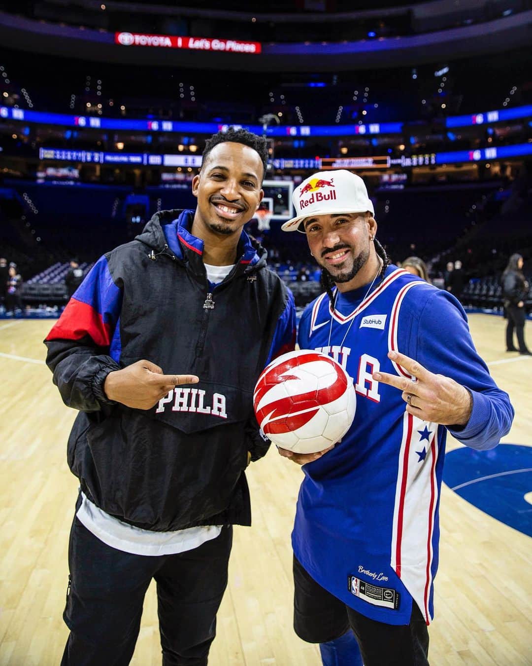 ショーン・ガルニエさんのインスタグラム写真 - (ショーン・ガルニエInstagram)「COURTSIDE NBA! 🏀 👍🏻🇺🇸❤️🔥 @redbullhoops @sixers @nba 🔸 What a blast 😎 yesterday night to watch the game and perform at the 3rd quarter during Philadelphia SIXERS - newyorks knicks. It was a dream to be there and show my skills ! 🔸 Photo comment : 1/ WHAT A DUNK @redbull  2/ SHOULD I TRICKSHOT  3/ LOOK AT ME NOW 4/ @sixersfranklin liked it  5/ my man @christiancrosby After it 6/ refreshment for the last 4rd  7/ I might need to go to avoid traffic 🔸 🇫🇷 Superbe expérience pour mon premier show Nba !🏀 À refaire non ? Quel est ton club favoris ?⬇️⬇️⬇️ #seangarnier #nba #skills #basketball #football #76erscrossover #sixers #redbull #hoops」11月21日 20時26分 - seanfreestyle