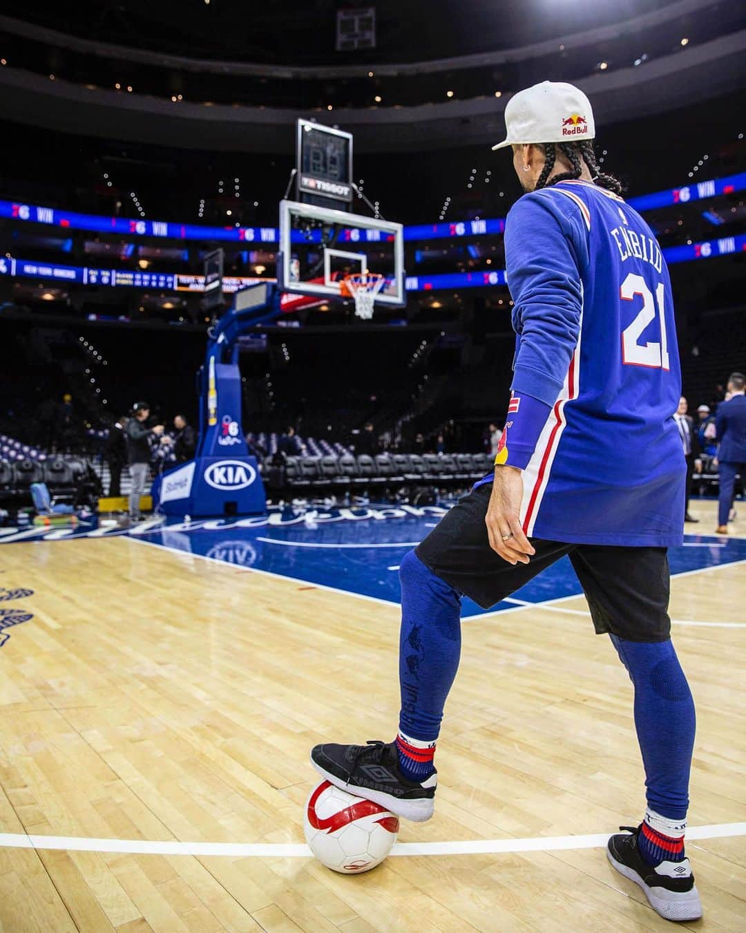 ショーン・ガルニエさんのインスタグラム写真 - (ショーン・ガルニエInstagram)「COURTSIDE NBA! 🏀 👍🏻🇺🇸❤️🔥 @redbullhoops @sixers @nba 🔸 What a blast 😎 yesterday night to watch the game and perform at the 3rd quarter during Philadelphia SIXERS - newyorks knicks. It was a dream to be there and show my skills ! 🔸 Photo comment : 1/ WHAT A DUNK @redbull  2/ SHOULD I TRICKSHOT  3/ LOOK AT ME NOW 4/ @sixersfranklin liked it  5/ my man @christiancrosby After it 6/ refreshment for the last 4rd  7/ I might need to go to avoid traffic 🔸 🇫🇷 Superbe expérience pour mon premier show Nba !🏀 À refaire non ? Quel est ton club favoris ?⬇️⬇️⬇️ #seangarnier #nba #skills #basketball #football #76erscrossover #sixers #redbull #hoops」11月21日 20時26分 - seanfreestyle