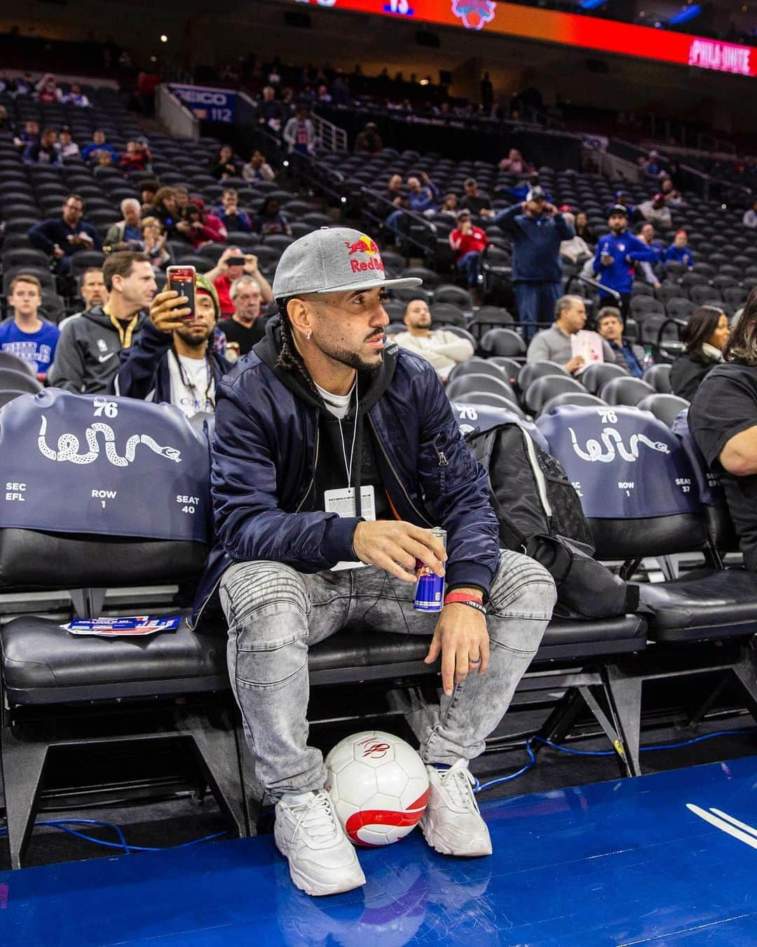 ショーン・ガルニエさんのインスタグラム写真 - (ショーン・ガルニエInstagram)「COURTSIDE NBA! 🏀 👍🏻🇺🇸❤️🔥 @redbullhoops @sixers @nba 🔸 What a blast 😎 yesterday night to watch the game and perform at the 3rd quarter during Philadelphia SIXERS - newyorks knicks. It was a dream to be there and show my skills ! 🔸 Photo comment : 1/ WHAT A DUNK @redbull  2/ SHOULD I TRICKSHOT  3/ LOOK AT ME NOW 4/ @sixersfranklin liked it  5/ my man @christiancrosby After it 6/ refreshment for the last 4rd  7/ I might need to go to avoid traffic 🔸 🇫🇷 Superbe expérience pour mon premier show Nba !🏀 À refaire non ? Quel est ton club favoris ?⬇️⬇️⬇️ #seangarnier #nba #skills #basketball #football #76erscrossover #sixers #redbull #hoops」11月21日 20時26分 - seanfreestyle