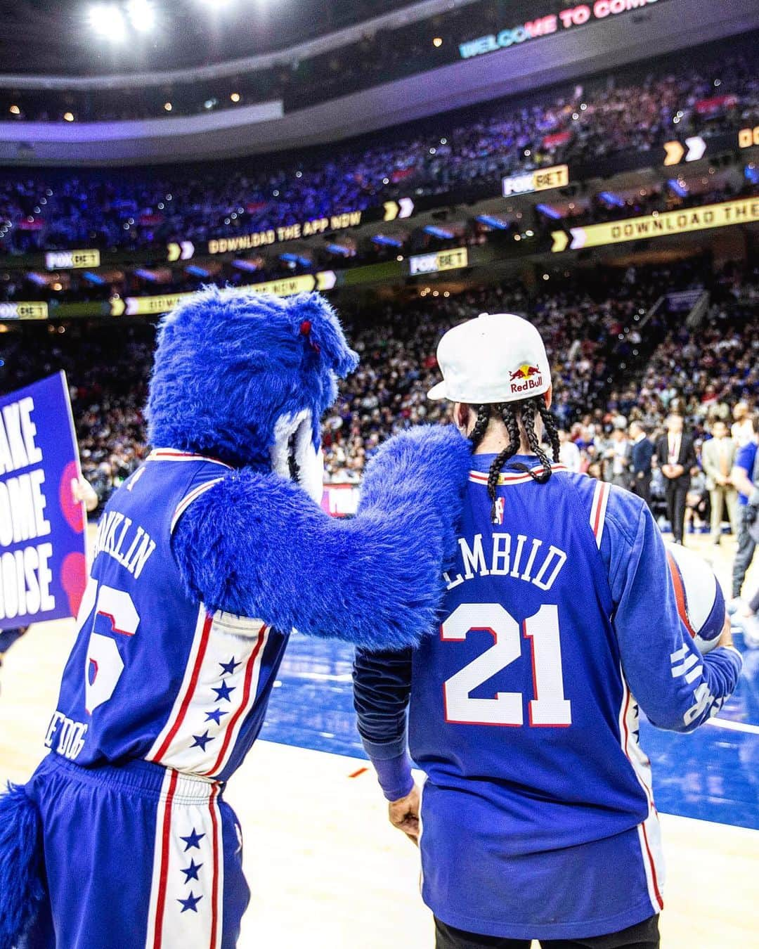 ショーン・ガルニエさんのインスタグラム写真 - (ショーン・ガルニエInstagram)「COURTSIDE NBA! 🏀 👍🏻🇺🇸❤️🔥 @redbullhoops @sixers @nba 🔸 What a blast 😎 yesterday night to watch the game and perform at the 3rd quarter during Philadelphia SIXERS - newyorks knicks. It was a dream to be there and show my skills ! 🔸 Photo comment : 1/ WHAT A DUNK @redbull  2/ SHOULD I TRICKSHOT  3/ LOOK AT ME NOW 4/ @sixersfranklin liked it  5/ my man @christiancrosby After it 6/ refreshment for the last 4rd  7/ I might need to go to avoid traffic 🔸 🇫🇷 Superbe expérience pour mon premier show Nba !🏀 À refaire non ? Quel est ton club favoris ?⬇️⬇️⬇️ #seangarnier #nba #skills #basketball #football #76erscrossover #sixers #redbull #hoops」11月21日 20時26分 - seanfreestyle