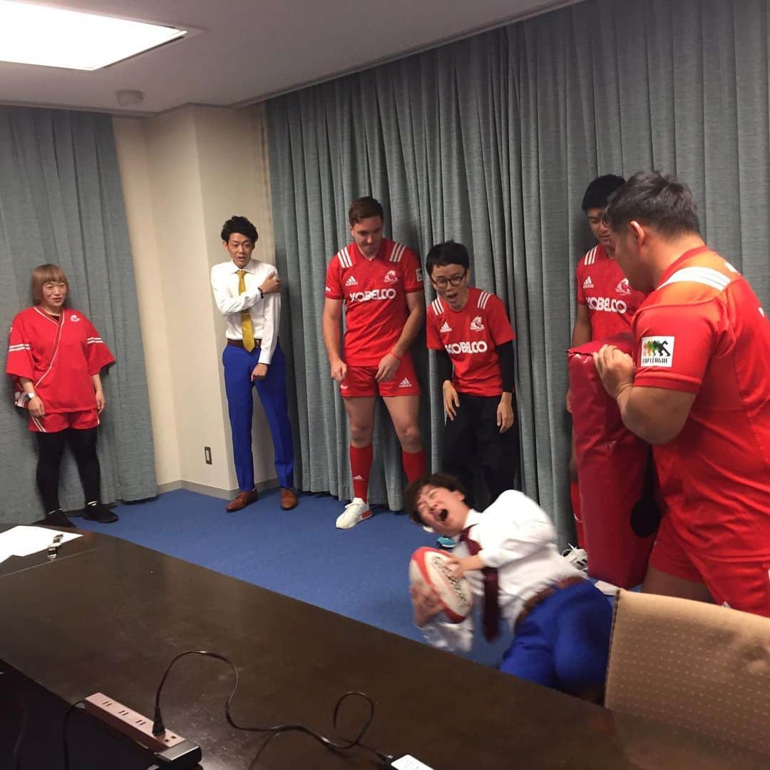 羽尻紘規さんのインスタグラム写真 - (羽尻紘規Instagram)「神戸製鋼コベルコラグビーの選手と女と男さんのラインライブに呼んでいただきました！ 選手いい人過ぎ😂😂 タックル痛すぎて凹んでる？」11月21日 20時31分 - hajirihiroki