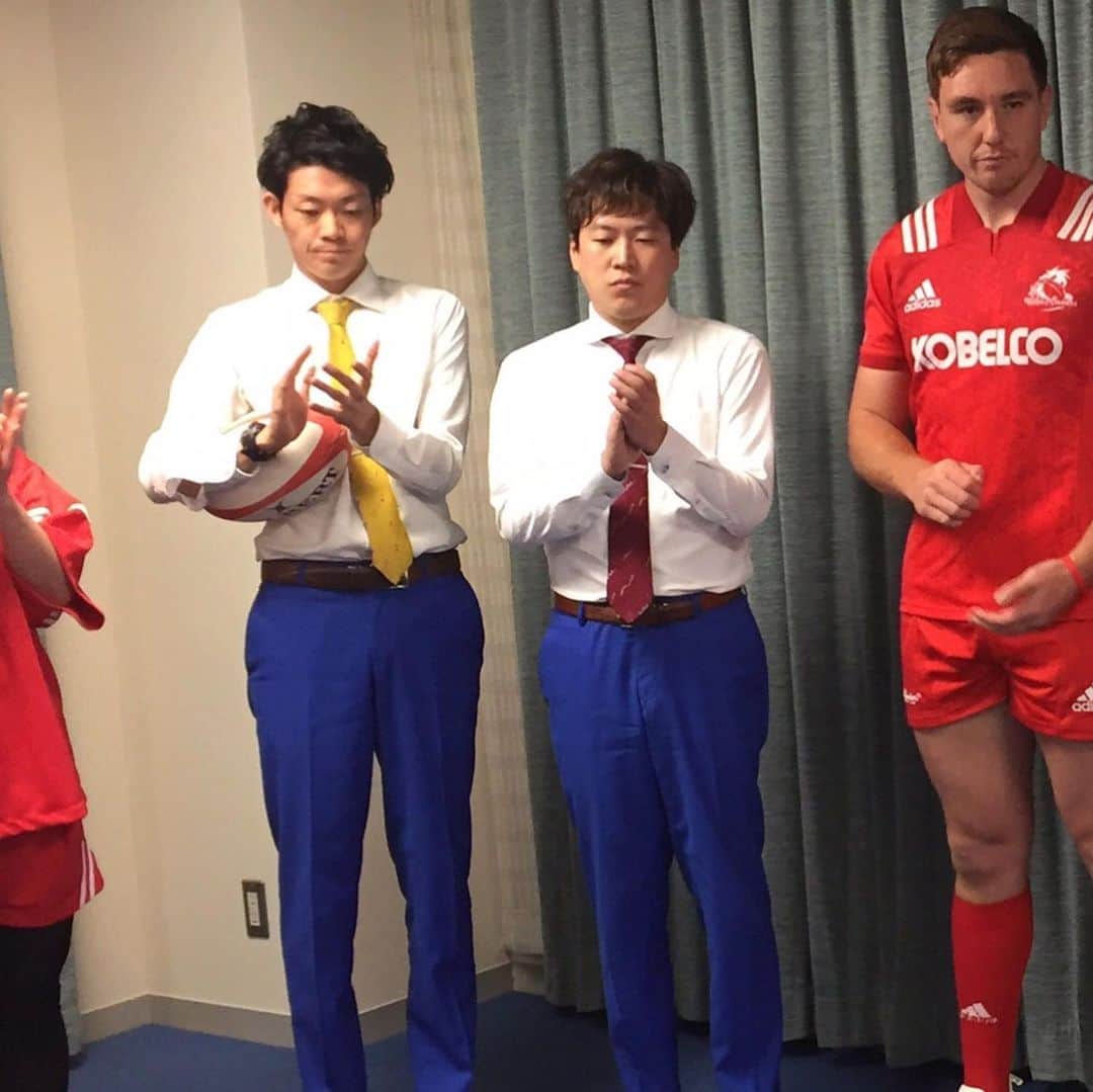 羽尻紘規さんのインスタグラム写真 - (羽尻紘規Instagram)「神戸製鋼コベルコラグビーの選手と女と男さんのラインライブに呼んでいただきました！ 選手いい人過ぎ😂😂 タックル痛すぎて凹んでる？」11月21日 20時31分 - hajirihiroki