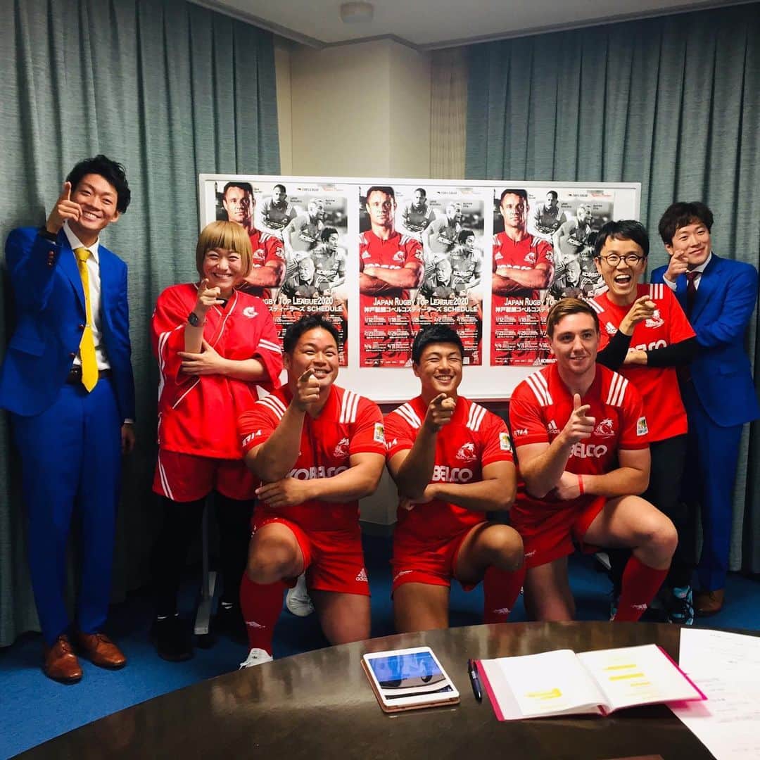 羽尻紘規のインスタグラム：「神戸製鋼コベルコラグビーの選手と女と男さんのラインライブに呼んでいただきました！ 選手いい人過ぎ😂😂 タックル痛すぎて凹んでる？」