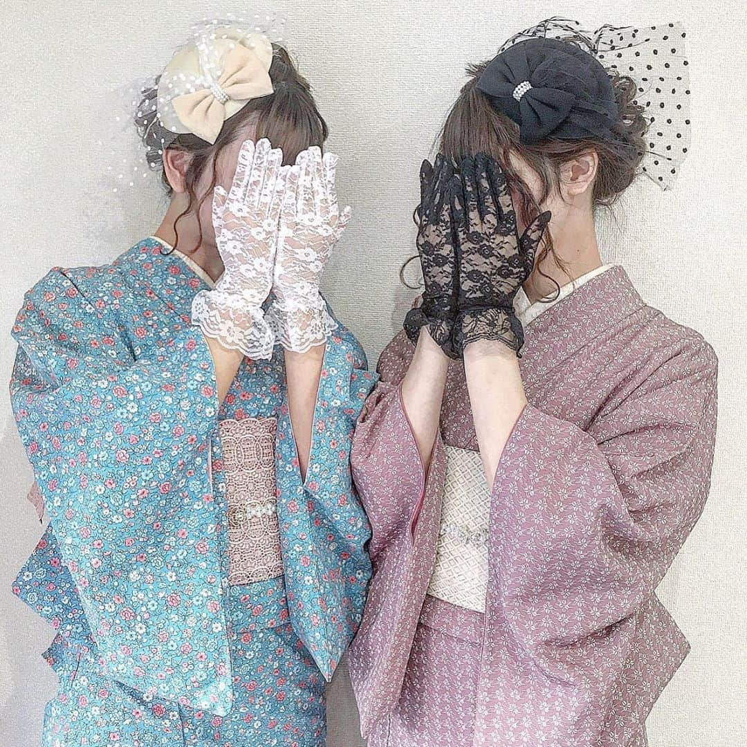 たんりいさんのインスタグラム写真 - (たんりいInstagram)「. . ❇︎ opening party ❇︎ . 〈日時〉12月7日 16:00〜18:00 . 〈場所〉東京都台東区花川戸2-16-7 大津屋花二ビル2F . 〈参加〉7日着付けプラン、着付けヘアセット プランのご予約をして頂いたお客様❤︎ こちらのお客様は16:00-18:00からの オープンニングパーティにご参加頂けます！ . もちろんどなたでもご予約可能です☺︎ ※男性のみでのご予約はご遠慮頂いております。 . . 【参加方法】 . 予約開始日時 : 11月23日 pm12:00〜 . . village公式 LINE にて ご予約 と なります !! QRコード or 検索ID @village_info (@を入れて検索) . インスタ DM でもご予約可能です ☺︎ . . ◎氏名 ◎電話番号 ◎日時( 例 : 12月7日(土) ○○:○○〜 ) ◎人数 ◎プラン ◎オプション( ご希望の場合 ) . . 受付時間 10:00〜15:00 (30分毎) ※ 通常の受付時間と異なりますのでご注意下さい . 記入漏れが ないように ご注意ください 𖦊 . . . 𖦊 ゲスト . @yagichan0819 @kalnnas2 @mgmilk___ @m_i_aya @a_yaka77 @chocochii1203 . 大好きな友達がゲストで参加してくれる ことになりました❤︎めっちゃ嬉しいぃ〜😭💓💓 . . 12月7日は、着付けヘアセットプランの料金で トータルコーディネートプランを楽しんで頂けます⭐️ . . そして、オープンニングパーティーでは ケータリングやフォトスポットをご用意🎂🎉 . ゲストの みんな とは もちろん director @tanrii97 と 楽しくお話ししたり チェキ や お写真 撮ったり できます ❤︎ . . 7日はフォロワーさんに感謝を込めて ゆっくり交流できるお時間つくりました🥺💕 . オープン日にフォロワーのみなさんに お会いできるのとっても楽しみにしています ☺️ ご予約お待ちしております 💓💓 . . . 〈 当日の流れ 〉 . 10:00 〜 15:00 お客様にご来店頂き、 着付け、ヘアセットなどして頂きます ⭐︎⭐︎ . 16:00までお時間ある方は 浅草散策などして頂いて問題ございません☺︎ . オープンニングパーティー16:00 〜 こちらのお時間に店舗へお戻り下さい❤︎ . . . ✿ 店舗情報 ✿ . 〒111-0033 東京都台東区花川戸2-16-7 大津屋花二ビル2F . 浅草駅 𖦊 浅草線 A5 出口 徒歩8分 銀座線 7番 出口 徒歩6分 . . ❁ 着物プラン ❁ . 着付けプラン ¥3,800 ➭ 着付け(着物•帯•帯飾り•巾着•草履) . 着付けヘアセットプラン ¥5,800 ➭ 着付け(着物•帯•帯飾り•巾着•草履) 　ヘアセット(髪飾り付き) . トータルコーディネートプラン ¥7,500 ➭ 着付け(着物•帯•帯飾り•バッグ•チュール•草履) 　ヘアセット(髪飾り•帽子付き) 　他のプランにはないトーク帽やバッグ 　レースインナーをお選びいただけます🎀 . カップルプラン ¥9,500 ➭ 着付け(着物•帯•帯飾り•巾着•草履) 　ヘアセット(髪飾り付き)※女性のみ . . ❁ オプション ❁ . 髪飾り•チュール•レース•バッグ 各¥500 . ウェーブヘア•夜会巻き ¥1,000 ※事前予約 . 足袋 ¥500 ※レンタルございません。 . 上記表示価格はすべて税抜価格です。 . . . #village #village_kimono #着物レンタル #浅草着物レンタル #着物レンタル浅草 #着物 #着物ディズニー #着物女子 #浅草 #浅草散策 #レトロ着物 #レトロ #浅草 #アンティーク着物 #着物コーディネート #着物コーデ」11月21日 20時31分 - tanrii97