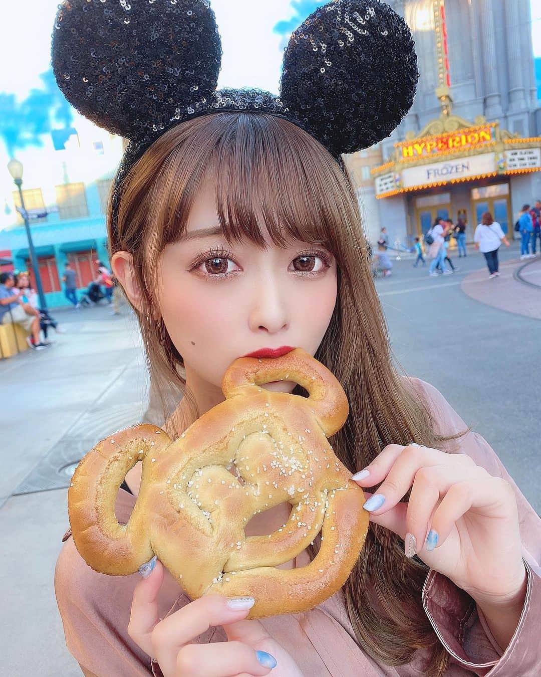 のインスタグラム：「﻿ ﻿ ﻿ ﻿ #とらべりーな 🐾🌿﻿ ﻿ 【 Los Angeles 】﻿ ﻿ ﻿ ﻿ LA1日目はディズニー🐭♥️﻿ ﻿ ﻿ おすすめの食べものBEST3♥️﻿ ﻿ ﻿ Poultry Palace ▷ Chicken Drumstic Box🍗﻿ ドラムチキンとコールスローが入ってるセット💓﻿ テーマパークは甘いのが多いから﻿ こういう味求めちゃう。💓だいすきな味だった〜！﻿ ﻿ ﻿ Flo's V8 cafe ▷ シェイク🥤﻿ バニラ、チョコ、ストロベリーがあるんだけど﻿ ネットで調べてたらメニューには載ってない﻿ 3種類の味が入った﻿ 秘密のシェイクがあるって書いてあって﻿ その写真見せたら、「OK〜♪」って❤︎﻿ 一応「SHAKE NEAPOLITAN」って名前みたい💓﻿ ﻿ これが結構甘い🤟🏻﻿ 甘党の人にはもってこいの🥤ドリンクかと💓﻿ ﻿ ﻿ Pacific Wharf Cafe ▷ Soup in Sourdough Bread Boul﻿ パンの中にクラムチャウダー入ってて﻿ これすっっごい美味しかった🥺💓﻿ ただ意外と大きいから﻿ 2〜3人で分けるのがベストかも💓﻿ ﻿ ﻿ 乗りものはピクサーパルアラウンドが1番楽しかった😂﻿ 遠くから見てると揺れてるなぁぐらいなのに﻿ 実際乗ると想像以上に動くし長い🥺😂💓﻿ ﻿ ﻿ テーマパーク朝から行って1日いるのは﻿ なかなか久しぶりで、くたくたでした🤷🏻‍♀️（笑）﻿ ﻿ ﻿ たのしかったぁあ〜💓﻿ カーズ並びすぎて乗れなかったのだけがショック🥺﻿ ﻿ ﻿ ﻿ #fashion #ootd #outfit #coordinate ﻿ #cosme #cosmetic #make #makeup ﻿ #hairstyle #haircolor #knit #tops #la #disney﻿ #カルフォルニアディズニー #ディズニー ﻿ #ディズニーカルフォルニアアドベンチャー﻿ ﻿ ﻿ ﻿ ﻿ 事前にディズニーね食べたいものとか﻿ いろいろ調べて行ったんだけど﻿ 結構広くて、どこにあるの〜ってなって﻿ Googleマップで調べたら出てくるところも結構あった！﻿ だからもし行きたいときは﻿ 検索して保存しておくといいかも🤣💓﻿ ﻿ ﻿」