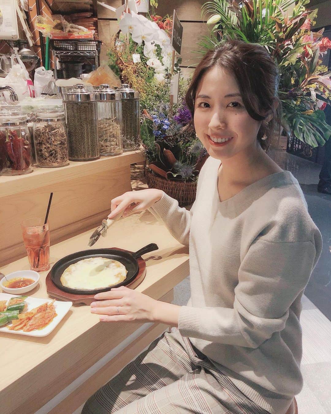 小谷津友里さんのインスタグラム写真 - (小谷津友里Instagram)「【new!渋谷ＰＡＲＣＯ】﻿ ﻿ 明日、11月22日（金）にオープンする﻿ #渋谷parco にお邪魔したよ♡ ﻿ ﻿ Korean Bistro & Cafe#nyam2 ﻿ （#ニャムニャム ）﻿ で#韓国料理 を食べました♡﻿ @nyam2_shibuya ﻿ ﻿ ・#モッツァレラチーズ の韓国#チヂミ アツアツ鉄板にのせて﻿ ﻿ ・自家製#キムチ 3種盛り合わせ ﻿ ﻿ ・#ホンチョ 水割り(韓国のお酢の水割りのことで、ノンアルだよ)﻿ ﻿ モチモチのチヂミ美味しかった🧀🤤 ﻿ 自家製キムチで発酵食品とって﻿ ホンチョも身体によさそうだし﻿ 韓国料理は美味しくて美容に良さそうなものが多くていいよね♥︎ ﻿ ﻿ ﻿ ﻿ ニャムニャムは#妻家房 がプロデュースしてるの♪ (妻家房は四谷に本店がある韓国料理屋さんで﻿ 私も行ったことあるんだけど、美味しくて評判のお店だよ😍) ﻿ ﻿ ﻿ ニャムニャムも妻家房もまた行きたいな😇﻿ ﻿ ﻿ ﻿ ﻿ #韓国 #渋谷グルメ #こやゆりフード #koreanfood #먹스타그램#맛스타그램#맛집#먹방 #パルコ #shibuya #東京グルメ #韓国グルメ #韓国🇰🇷」11月21日 20時32分 - yurikoyatsu
