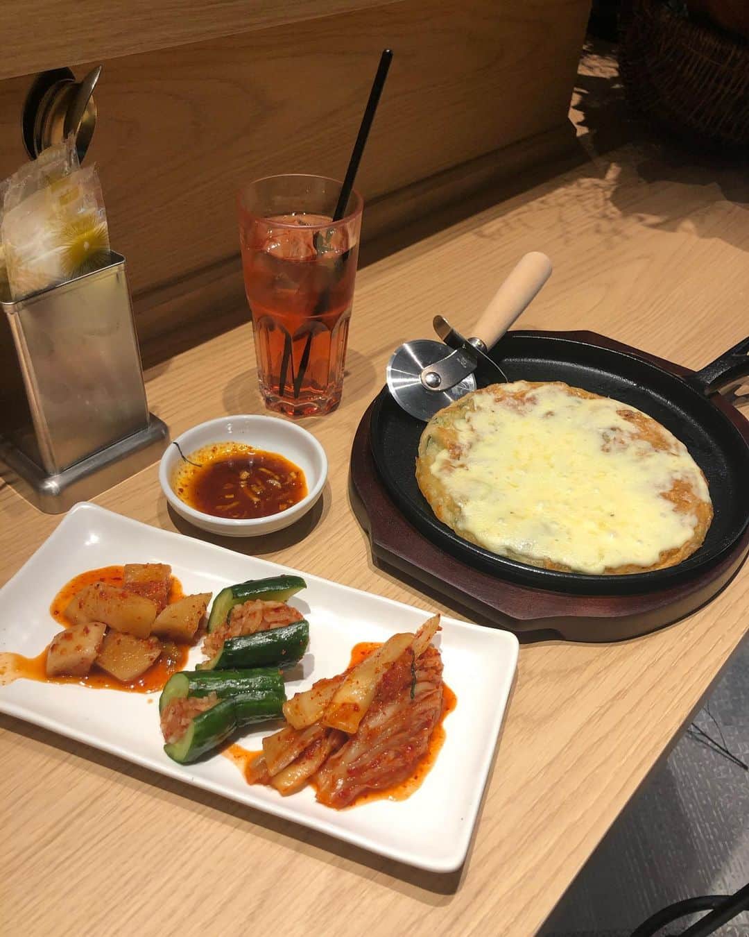 小谷津友里さんのインスタグラム写真 - (小谷津友里Instagram)「【new!渋谷ＰＡＲＣＯ】﻿ ﻿ 明日、11月22日（金）にオープンする﻿ #渋谷parco にお邪魔したよ♡ ﻿ ﻿ Korean Bistro & Cafe#nyam2 ﻿ （#ニャムニャム ）﻿ で#韓国料理 を食べました♡﻿ @nyam2_shibuya ﻿ ﻿ ・#モッツァレラチーズ の韓国#チヂミ アツアツ鉄板にのせて﻿ ﻿ ・自家製#キムチ 3種盛り合わせ ﻿ ﻿ ・#ホンチョ 水割り(韓国のお酢の水割りのことで、ノンアルだよ)﻿ ﻿ モチモチのチヂミ美味しかった🧀🤤 ﻿ 自家製キムチで発酵食品とって﻿ ホンチョも身体によさそうだし﻿ 韓国料理は美味しくて美容に良さそうなものが多くていいよね♥︎ ﻿ ﻿ ﻿ ﻿ ニャムニャムは#妻家房 がプロデュースしてるの♪ (妻家房は四谷に本店がある韓国料理屋さんで﻿ 私も行ったことあるんだけど、美味しくて評判のお店だよ😍) ﻿ ﻿ ﻿ ニャムニャムも妻家房もまた行きたいな😇﻿ ﻿ ﻿ ﻿ ﻿ #韓国 #渋谷グルメ #こやゆりフード #koreanfood #먹스타그램#맛스타그램#맛집#먹방 #パルコ #shibuya #東京グルメ #韓国グルメ #韓国🇰🇷」11月21日 20時32分 - yurikoyatsu