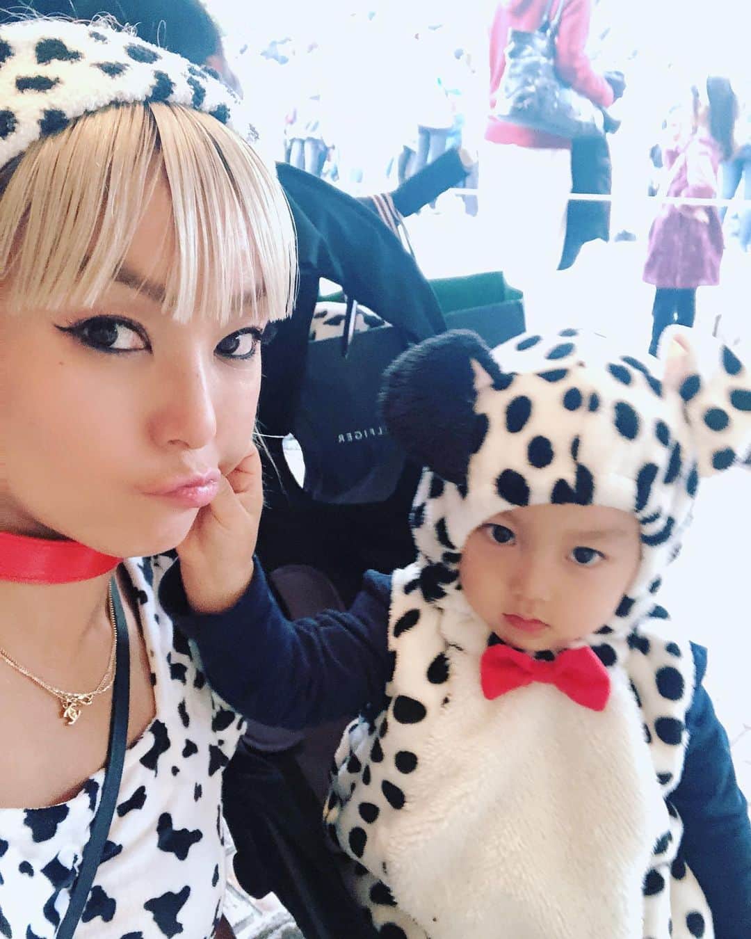 Nazukiのインスタグラム：「✨✨✨TDL✨✨✨✨ 親子で101匹ワンちゃん😭🐶 乗り物も自ら乗りたいって言うようなったし👍  子連れだと今まで乗ったことない乗り物にも乗ることができて新たな発見で楽しかった😊  #tdl #disneyland #disney #101匹わんちゃんコーデ #子連れディズニー　#男の子ママ #シンママ　#シンママライフ #親子コーデ」