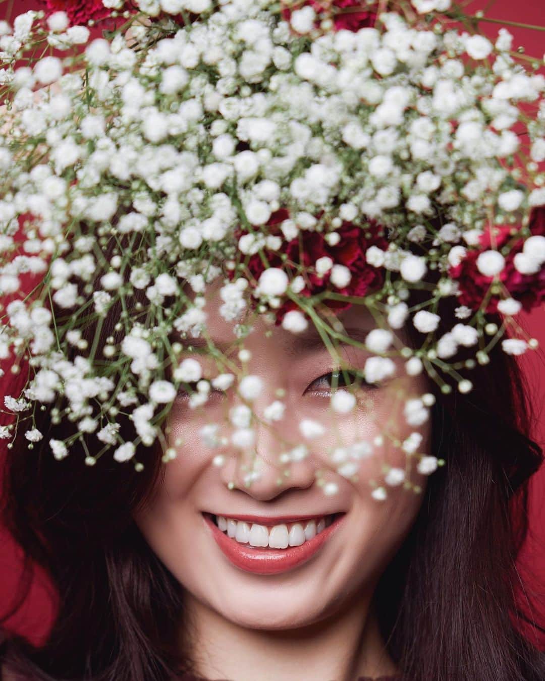 福井千佳さんのインスタグラム写真 - (福井千佳Instagram)「. . #smile . . #shooting#red#flower#tooth#ホワイトニング#shootingdata#撮影#撮影データ#かすみ草 . . うん、好きだこういうの。 歯に自信があると、思いっきり笑える。 . #model#fashionmodel#모델#和装モデル#webモデル#partsmodel#作品撮り#フリーランス#freelance#福井千佳#chika_fukui#インフルエンサー#beauty#followme#style#picoftheday#japan#サロモ#handmadeaccessory#chika_work」11月21日 20時35分 - chika291