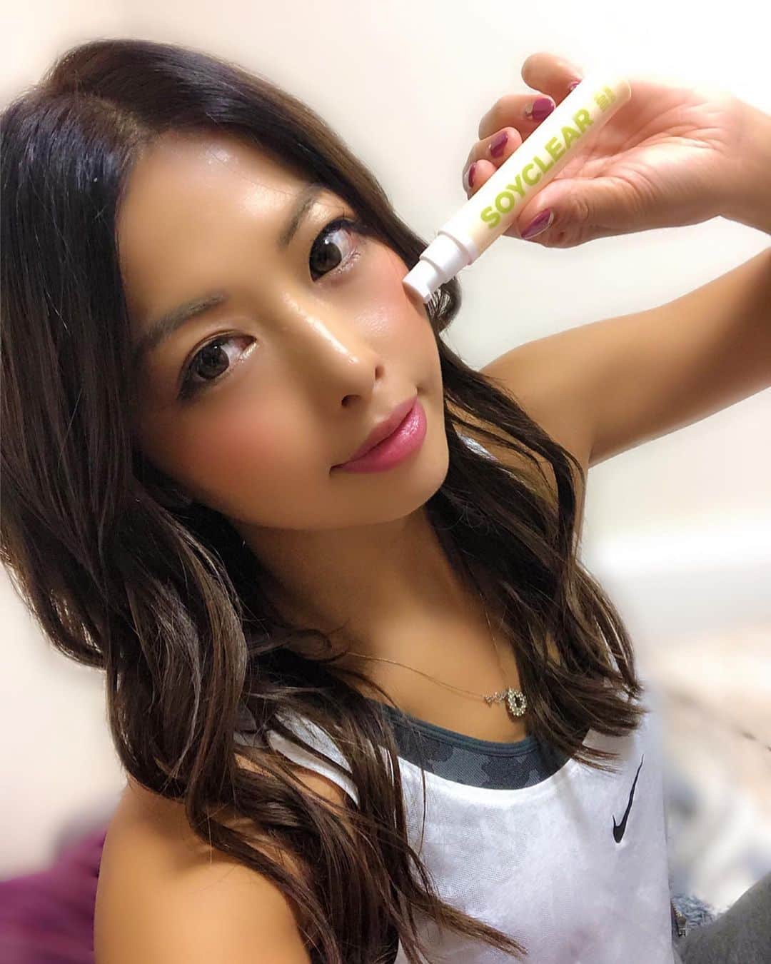 のインスタグラム：「こんばんは！！ 早くも11月も後半！！ 本当に時が経つの早い💦 これから忘年会の季節になりますが、 お酒好きの皆さんに朗報❤️ . 今話題の二日酔い対策の"ソイクリア"✨ お酒を飲む前、 飲んだ後にお水や飲料に3プッシュして飲むだけ！！ 大豆や米ぬかをアルカリ酵母で発酵した身体に優しい酵素だから安心💓 . お酒大好きな方！ ウコン飲んでも二日酔いなっちゃう方、試して見てね🙌💪😜 . #ソイクリア #二日酔い対策 #二日酔い #アルコール #お酒 #発酵 #大豆 #米ぬか」