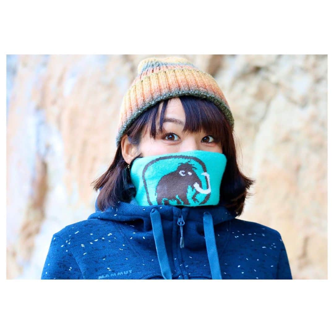 小林由佳のインスタグラム：「⛄Ⓦ Ⓘ Ⓝ Ⓣ Ⓔ Ⓡ⛄ ・ One of my favorite winter item by MAMMUT!❁ It is Head band but I also can use as a neck warm🧣 (becouse my neck is not so long😂) Good for winter!👍🏻 ・ ・ ▷MAMMUT Tweak Headband ・ ヘッドバンドですが 僧帽筋が発達して首が短くなってしまった私はネックウォーマーとしても使ってます。 流行りの2wayってやつです✌︎笑 気に入ってて7〜8年(?)は使ってる🙂 内側は100%リサイクルポリエステルで作られたフリース素材のインナーライナーが施されてるからEcoであり めちゃくちゃあったかいんだからぁ~♨️ ・ ちなみにこのカラーは古いモデルだからないけど、現在は4色展開されてますよ🙆🏻‍♀️ ・ #MAMMUT #マムート #僧帽筋 #勝手に2way #海外は男子も女子もヘッドバンドクライマーがとても多いです🙆🏻‍♀️ @mammut_japan  @unparallelup」
