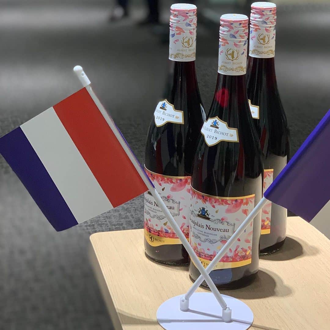 のインスタグラム：「※ Beaujolais nouveau🍷 . ワインを嗜み始めた学生時代に よくイベントで飲んでいた Beaujolais🍷 . 今年は盛大なパーティーにて いただきました。 . 金賞を受賞したもの2種類をはじめ、 酸化防止剤されたものや、 ノンフィルターのものなど 飲み比べが楽しかったな💛 . . #beaujolaisnouveau #beaujolais #ボジョレーヌーボー #ボジョレー解禁 #シャトーメルシャン #chateaumercian  #wine #ワイン」