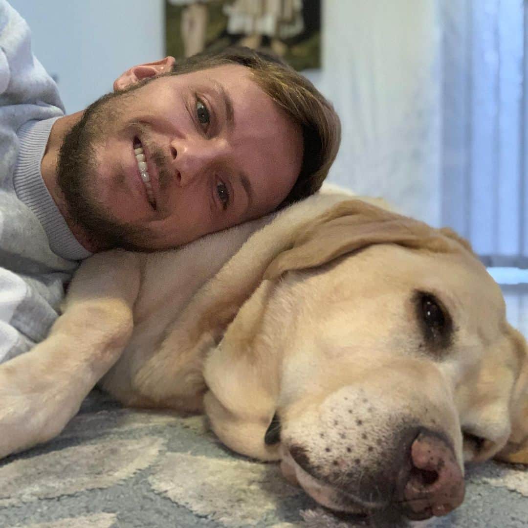 イヴァン・ラキティッチのインスタグラム：「Mi almohada..😁 mi mejor amigo.!😍🐶 #nuno #mejoramigo @raquel_mauri😘」