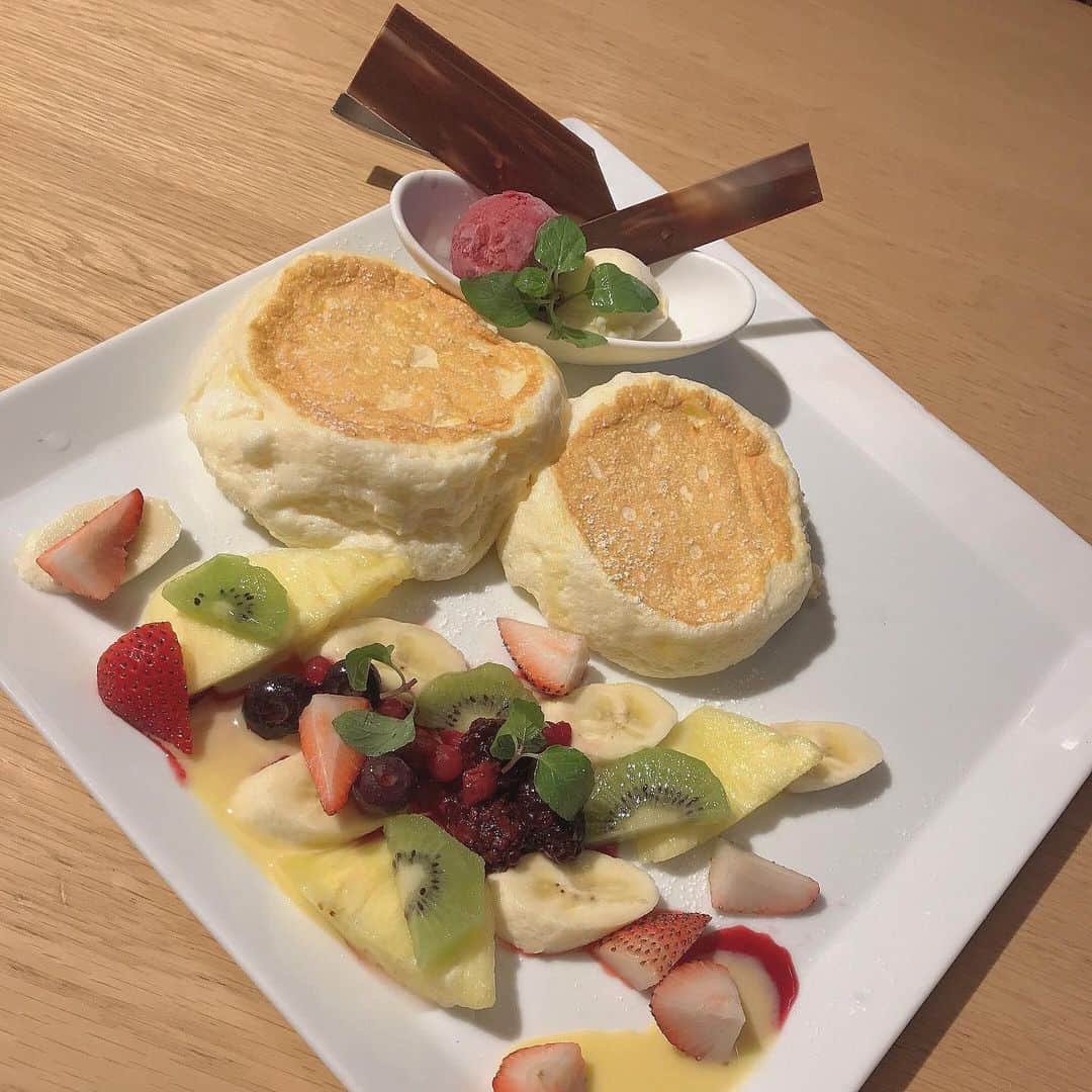 湯本亜美さんのインスタグラム写真 - (湯本亜美Instagram)「ㅤㅤㅤ ㅤㅤㅤ ㅤㅤㅤ パンケーーーーーキ食べたい🥞❤︎ おすすめのパンケーキ屋さん知ってますか〜 フワッフワなやつ食べたいなぁ🍽 ㅤㅤㅤ ㅤㅤㅤ #pancakes#cafe#tokyo」11月21日 20時44分 - amiyumoto_official