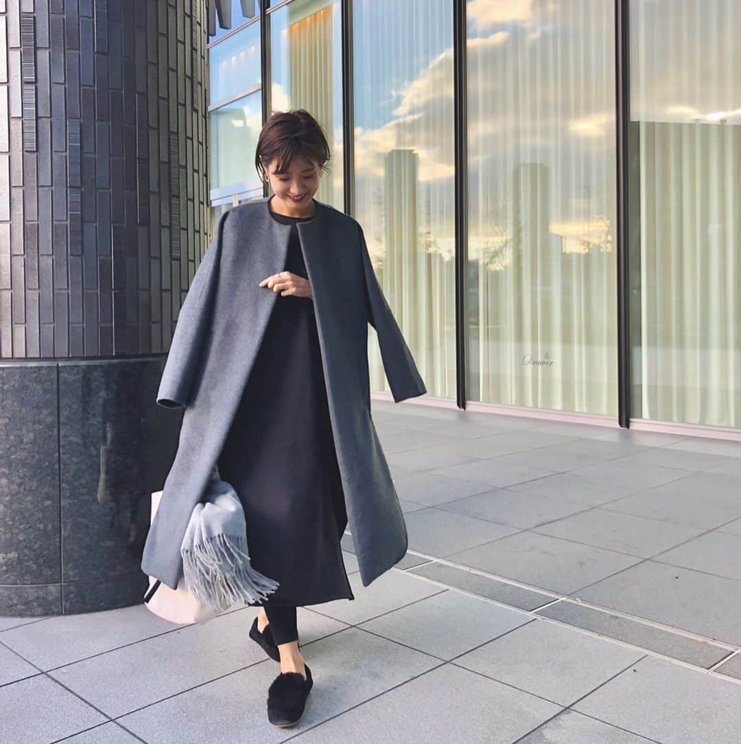 Hiromi Ｍaedaさんのインスタグラム写真 - (Hiromi ＭaedaInstagram)「grayでまとめた昨日♡ ・ NORMのスウェットワンピにレギンス+ファーモカシン🐏。 楽すぎてお気に入りの組み合わせ！ ・ お迎えの時とかこればっか😂 ・ スウェットワンピってカジュアルなイメージだけど、カジュアルに見えすぎないようなデザインにしてるので、ラフなのに手抜きコーデに見えなくてオススメです！👌🏽 ・ ・ 今日から¥2,000 offキャンペーンも始まってるので、この機会に是非お得にgetしてくださいね♡ ・ ・ outer @enfold_official tops @normbyhiron accessory @seadsmara @blanciris_official  bag @blanc_official.jp shoes @emuaustralia」11月21日 20時48分 - hiron953