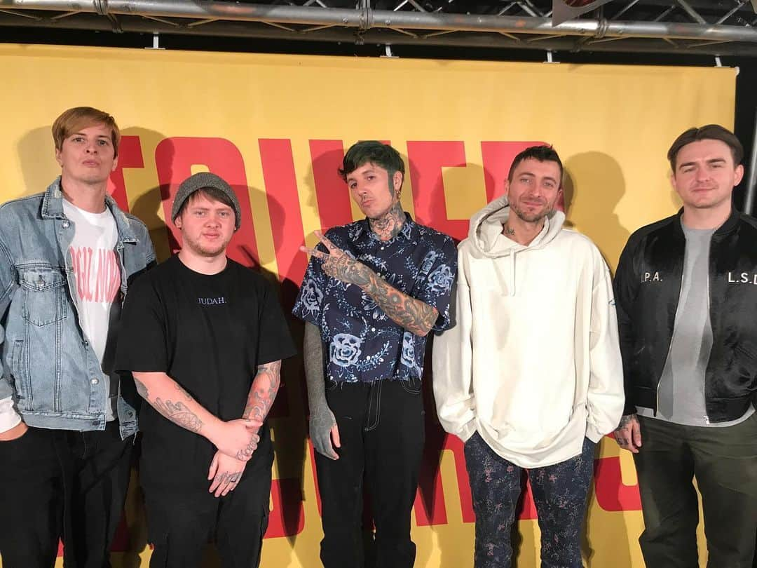 ソニー・ミュージック洋楽さんのインスタグラム写真 - (ソニー・ミュージック洋楽Instagram)「💜#BMTH 来日公演終了💜 先週、15日から来日しているブリング・ミー・ザ・ホライズン。Xperia 5 by Sony TVCMに出演しているのも話題ですね🎵  BABYMETALのアリーナ公演のスペシャル・ゲストとして東京、大阪公演に出演、BMTH単独公演も大阪で開催しました✨  15日のインストアの模様、そして大阪単独公演の動画もアップ📽 . . . ＜単独公演セットリスト＞ Ludens MANTRA The House of Wolves Avalanche Wonderful Life Shadow Moses Happy Song Mother Tongue Sugar Honey Ice & Tea Antivist Nihilist Blues Can You Feel My Heart Follow You  Drown Medicine Throne . .  初日、さいたまスーパーアリーナの公演写真は別途アップしているのでご覧ください👍 『アモ』が第62回グラミー賞の”最優秀ロック・アルバム”にノミネートし乗りに乗ってる彼ら。来年も是非来日して欲しいですね🙏 ハイライトには来日中の模様も残しておりますのでそちらも是非チェックしてください😉 . #ブリングミーザホライズン #BringMeTheHorizon #amo #アモ #JapanTour #来日 #ZeppOsakaBayside #zepp大阪ベイサイド #タワーレコード #Babymetal #UK #イギリス #summersonic #サマソニ #instaphoto #グラミー賞 #grammys #instamusic #洋楽好きな人と繋がりたい #洋楽好き #洋楽大好き #ロック好き #Xperia5 #Xperia #エクスペリア #CMソング #SONY #medicine @bringmethehorizon」11月21日 20時50分 - sonymusic_jp