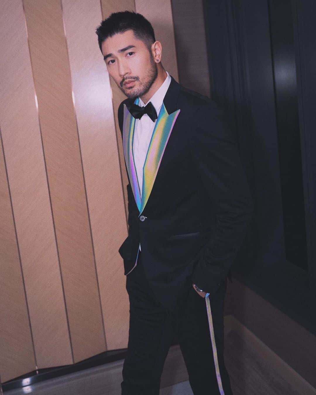 ゴッドフリー・ガオのインスタグラム：「👀 Pre-Gala outfit with flash 📸For the complete video follow my IGTV 📺 #yoyuulab #marinedrive360tux #illuminateyournight #limitededition」