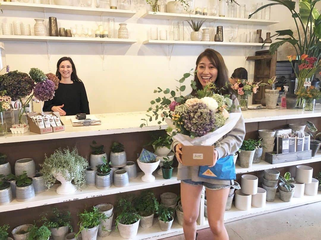 桜井玲香さんのインスタグラム写真 - (桜井玲香Instagram)「ポートランドのお花屋さんでのオフショット🌸﻿ ﻿ ブーケを作って箱に入れてもらい、﻿ ホテルに持ち帰りました😊💐﻿ ﻿ お店のお姉さんもとってもいい方で、﻿ 思い出に残るロケとなりました…📷✨﻿ ﻿ ﻿ ﻿ ﻿ #桜井玲香﻿ #桜井玲香2nd写真集視線﻿ #アジサイがでかい﻿ #いや待てよ﻿ #顔が小さいんだ﻿ #普通にうれしそうな笑顔の玲香さんって﻿ #すごい好き🤤」11月21日 20時59分 - sakuraireika_portland