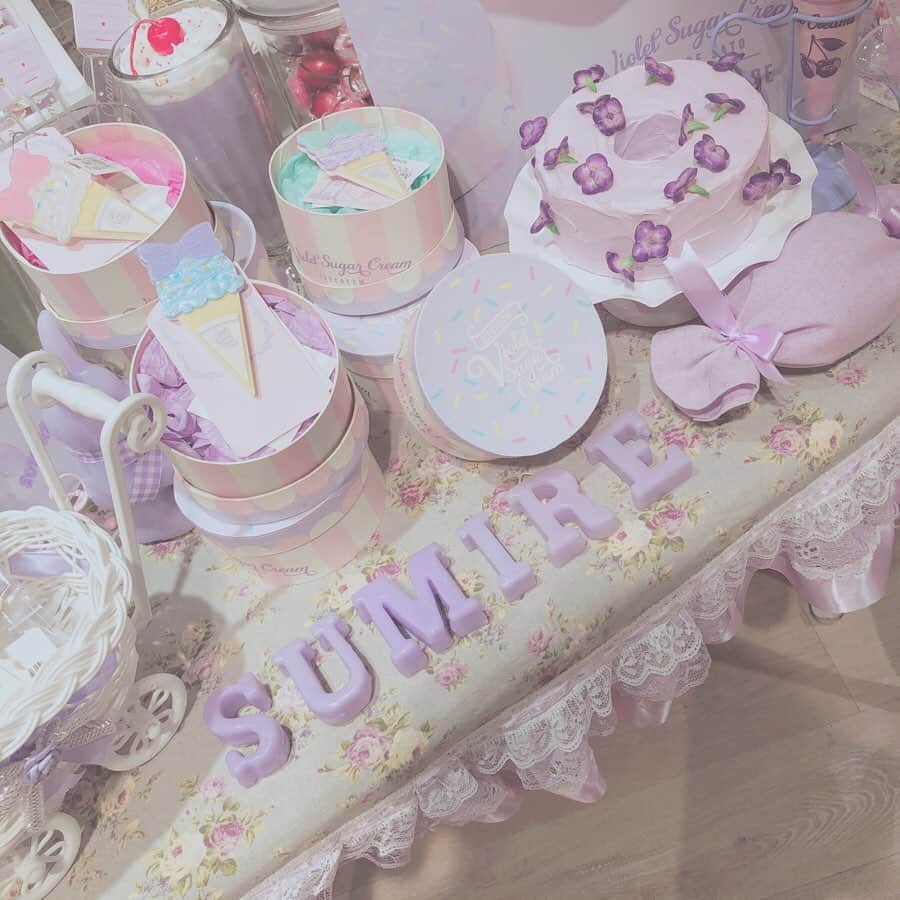 横野すみれさんのインスタグラム写真 - (横野すみれInstagram)「💠Violet Sugar Cream 💟﻿ ﻿ ﻿ 佐藤すみれさんがプロデュースされている、Violet Sugar Creamのポップアップストアに行ってきました💜﻿ ﻿ "すみれ"をモチーフにしたグッズがたくさん並んでいてお店がかわいいで溢れていました…💗﻿ ﻿ ﻿ 私は、すみれのトートバッグとすみれのヘアアクセサリー、キーホルダーをゲットしましたよ💭☺️﻿ ﻿ ﻿ ﻿ どれも可愛いすぎて﻿ ﻿ ぜんぶ欲しくなっちゃました🤤💓﻿ ﻿ ﻿ ﻿ そして、佐藤すみれさんとお写真も撮っていただきました😳💭 ﻿ ﻿ 嬉しすぎる〜！！！﻿ ﻿ めちゃめちゃ可愛いくて優しかったです、、🥰﻿ お誕生日おめでとうございます😚﻿ ﻿ ﻿ すみれという名前に生まれてよかった🙏🏻﻿ ﻿ 11月26日まで、阪神百貨店梅田本店 イベントスペース ステージ2で開催されているので皆さんもぜひ行って見てください☺️💗﻿ ﻿ ﻿ #VioletSugarCream #佐藤すみれ さん #popstore #violet #すみれ #かわいい #ゆめかわいい #インテリア #梅田」11月21日 20時52分 - yokono_sumire