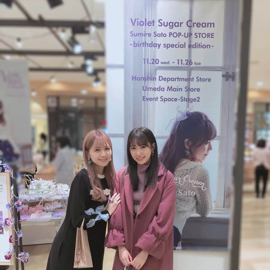 横野すみれさんのインスタグラム写真 - (横野すみれInstagram)「💠Violet Sugar Cream 💟﻿ ﻿ ﻿ 佐藤すみれさんがプロデュースされている、Violet Sugar Creamのポップアップストアに行ってきました💜﻿ ﻿ "すみれ"をモチーフにしたグッズがたくさん並んでいてお店がかわいいで溢れていました…💗﻿ ﻿ ﻿ 私は、すみれのトートバッグとすみれのヘアアクセサリー、キーホルダーをゲットしましたよ💭☺️﻿ ﻿ ﻿ ﻿ どれも可愛いすぎて﻿ ﻿ ぜんぶ欲しくなっちゃました🤤💓﻿ ﻿ ﻿ ﻿ そして、佐藤すみれさんとお写真も撮っていただきました😳💭 ﻿ ﻿ 嬉しすぎる〜！！！﻿ ﻿ めちゃめちゃ可愛いくて優しかったです、、🥰﻿ お誕生日おめでとうございます😚﻿ ﻿ ﻿ すみれという名前に生まれてよかった🙏🏻﻿ ﻿ 11月26日まで、阪神百貨店梅田本店 イベントスペース ステージ2で開催されているので皆さんもぜひ行って見てください☺️💗﻿ ﻿ ﻿ #VioletSugarCream #佐藤すみれ さん #popstore #violet #すみれ #かわいい #ゆめかわいい #インテリア #梅田」11月21日 20時52分 - yokono_sumire