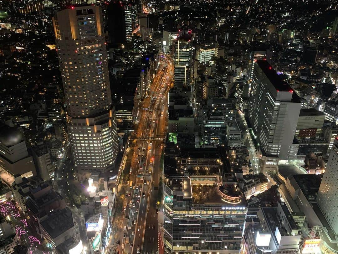 知華さんのインスタグラム写真 - (知華Instagram)「2019.11.21 ふらっと帰りに渋谷SKYへ。 今日は雲ひとつない天気だったので 夜景が良く見えるかなぁと思っていたら 想像をはるかに超えていました😲 46Fから見る東京の街並みは とても綺麗でした。 チケットも取りやすくて ふらっと立ち寄れるのが良いなと思いました。  #渋谷SKY #渋谷スカイ #展望台 #東京の夜景 #夜景 #tokyo#japan#東京 #shibuya #scramblesquare #渋谷スクランブルスクエア #家が見える」11月21日 20時55分 - tomoca1204