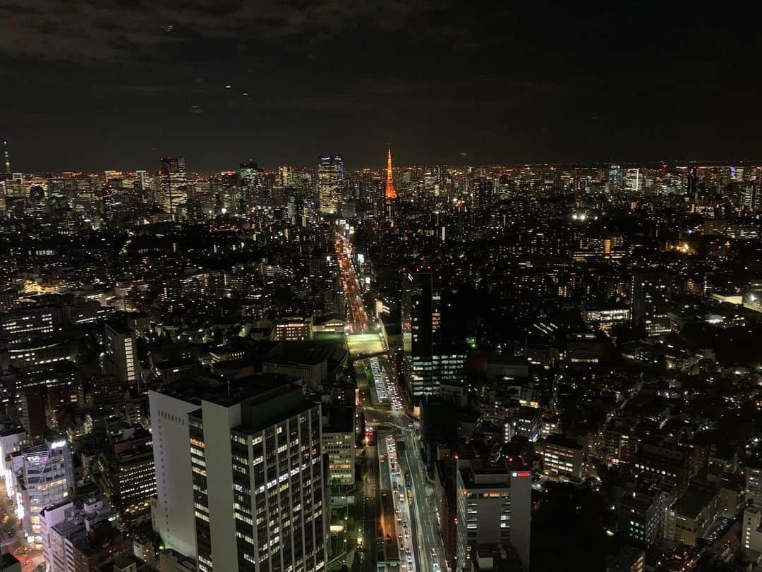 知華さんのインスタグラム写真 - (知華Instagram)「2019.11.21 ふらっと帰りに渋谷SKYへ。 今日は雲ひとつない天気だったので 夜景が良く見えるかなぁと思っていたら 想像をはるかに超えていました😲 46Fから見る東京の街並みは とても綺麗でした。 チケットも取りやすくて ふらっと立ち寄れるのが良いなと思いました。  #渋谷SKY #渋谷スカイ #展望台 #東京の夜景 #夜景 #tokyo#japan#東京 #shibuya #scramblesquare #渋谷スクランブルスクエア #家が見える」11月21日 20時55分 - tomoca1204