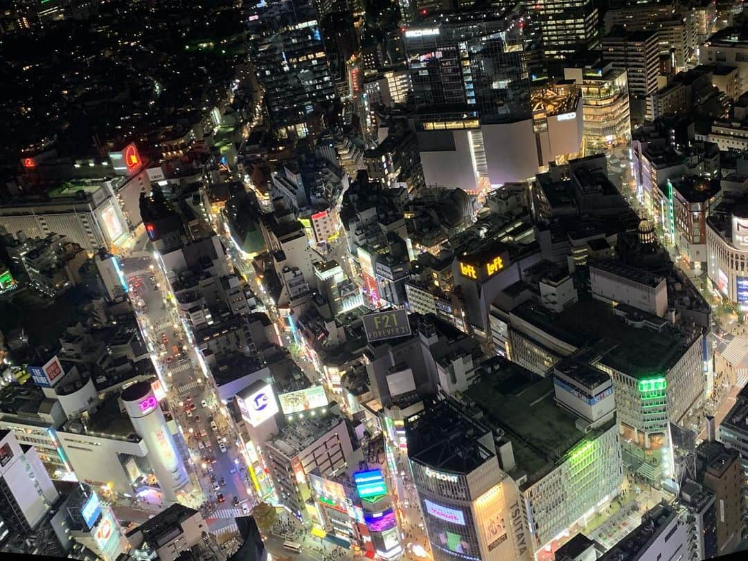 知華さんのインスタグラム写真 - (知華Instagram)「2019.11.21 ふらっと帰りに渋谷SKYへ。 今日は雲ひとつない天気だったので 夜景が良く見えるかなぁと思っていたら 想像をはるかに超えていました😲 46Fから見る東京の街並みは とても綺麗でした。 チケットも取りやすくて ふらっと立ち寄れるのが良いなと思いました。  #渋谷SKY #渋谷スカイ #展望台 #東京の夜景 #夜景 #tokyo#japan#東京 #shibuya #scramblesquare #渋谷スクランブルスクエア #家が見える」11月21日 20時55分 - tomoca1204