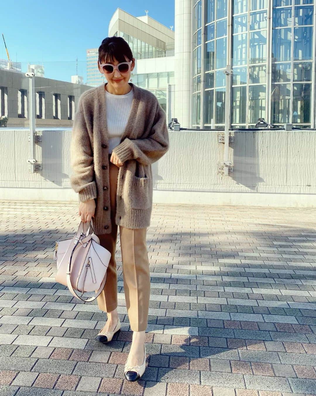 のインスタグラム：「都内は寒かったけど、晴天で遠足日和☀️ 久しぶりのお弁当だった息子は、 今日のお昼美味しかったぁ、とさらっと言ってくれた！ 子供達のこんなちょっとしたひと言に毎日ほっこりします☺️ * Cardigan: #galerievie  Tops: #iena Pants: #hstandard  Shoes: #chanel  Bag: #loewe #fashion #cordinate #casualstyle #celine #sunglasses #ママコーデ  #イエナ #ロエベ#シャネル#セリーヌ#ギャルリーヴィー #franceluxejapan」