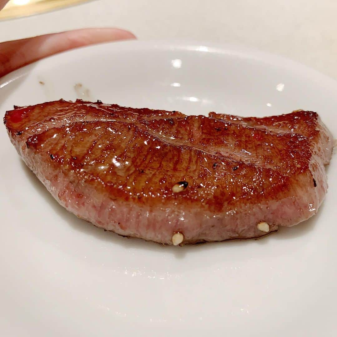 鈴木芳奈さんのインスタグラム写真 - (鈴木芳奈Instagram)「はい。お肉を、お肉を、いただいております。 先日、物凄い美味しすぎるタンをいただきました。 こんなに分厚くて、でも凄く柔らかくて、もちもちで、でもとろけるような、そんなタンでした。 肉食か！って言われるくらい、野性的に食べてます。 ふわぁぁ。しあわせなひと時でした。 #肉食女子 らしい。わたしは。w」11月21日 20時56分 - tachibana_kanna