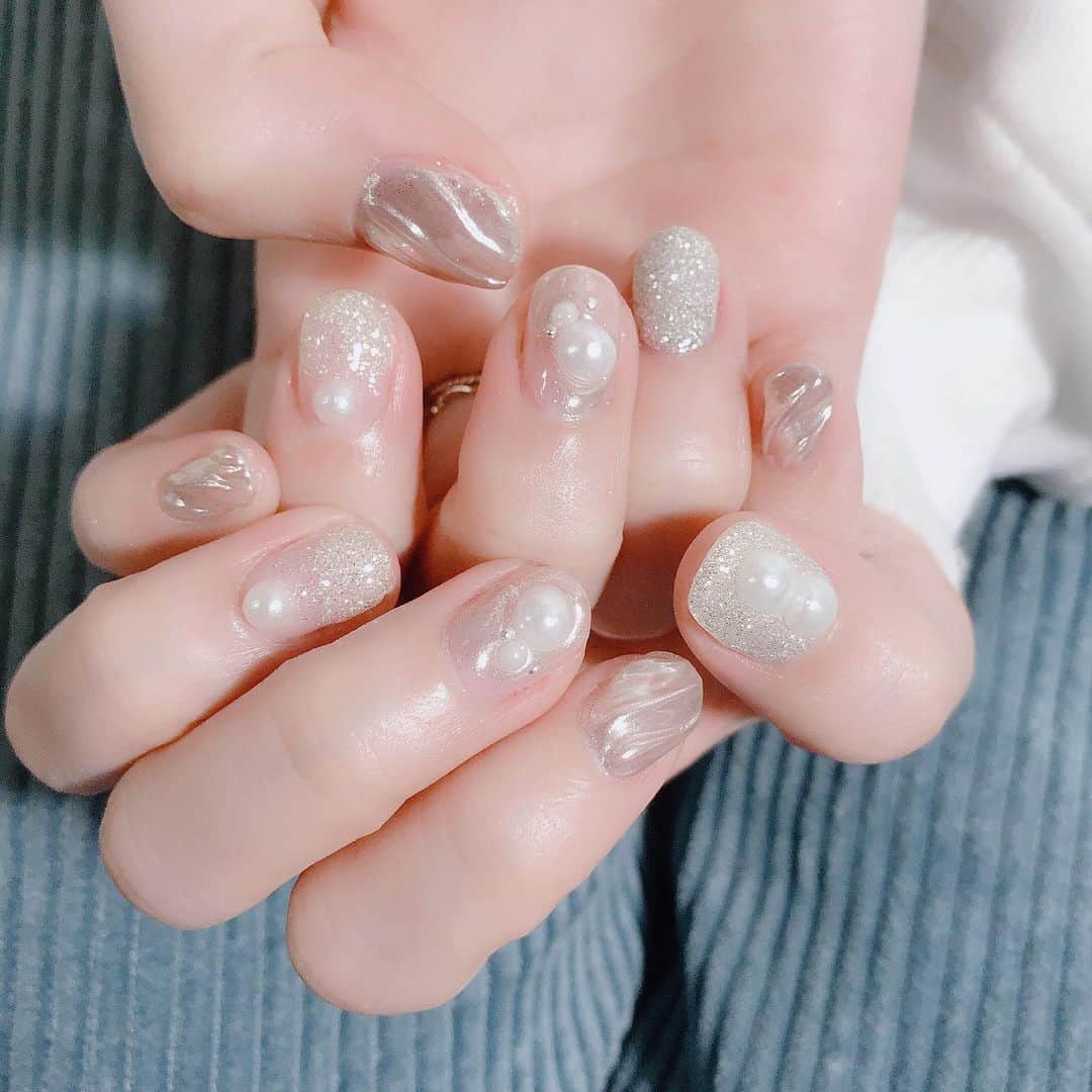 なかやまちえこのインスタグラム：「silver💫 #nail #nails #nailart #ネイル #美甲 #ネイルアート  #clou #nagel #ongle #ongles #unghia #japanesenailart #manucure #네일 #젤네일 #네일아트 #네일리스트 #japanesenails #manicurist #gelnails #أظافر #シルバーネイル #silvernails  #ミラーネイル #mirrornails #清水佐紀 ちゃん⠀ MagicPowder 1silver⠀ PREXY グリッター Miller Labyrinth」